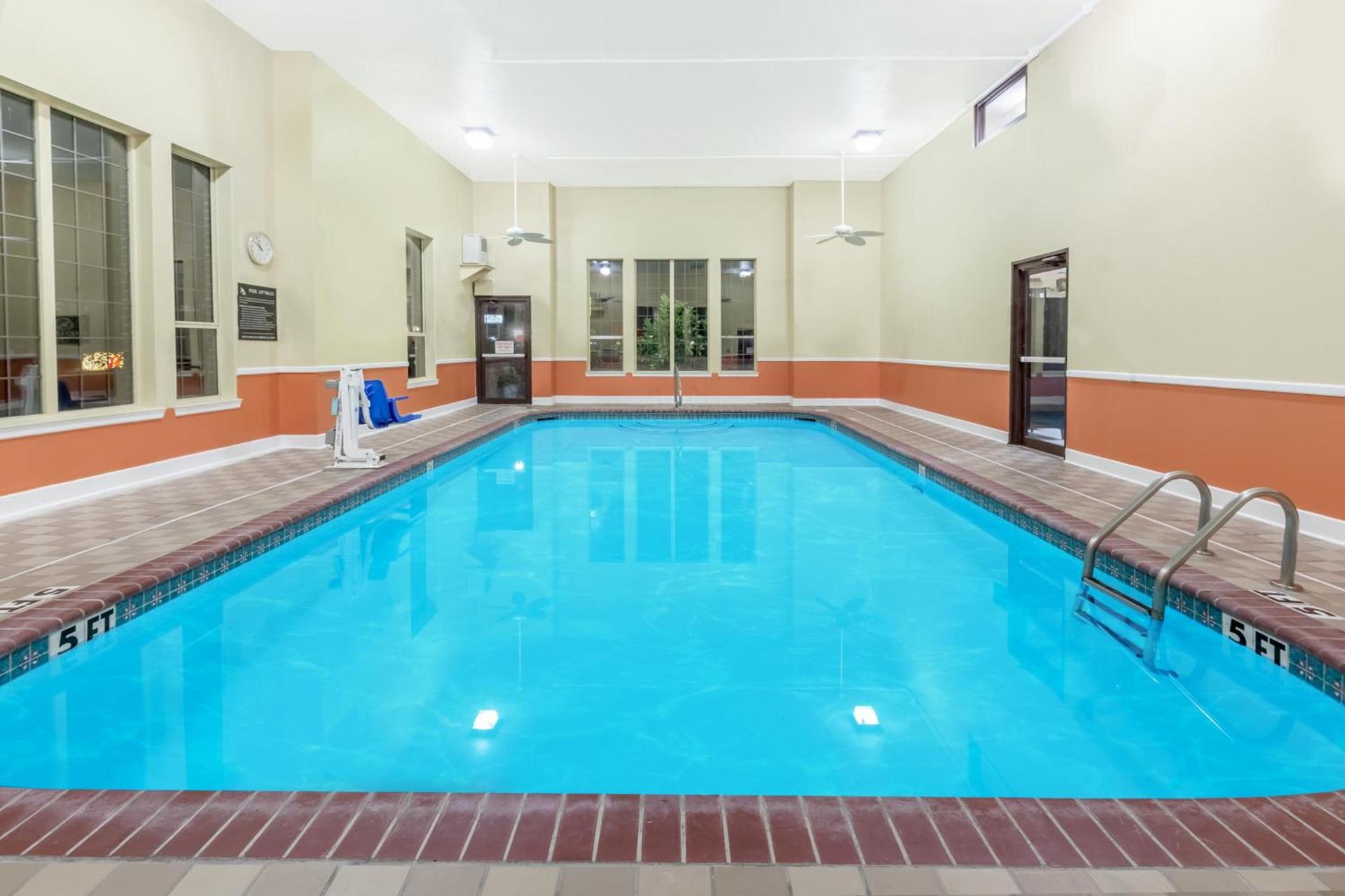 Super 8 by Wyndham Pine Bluff photo 15