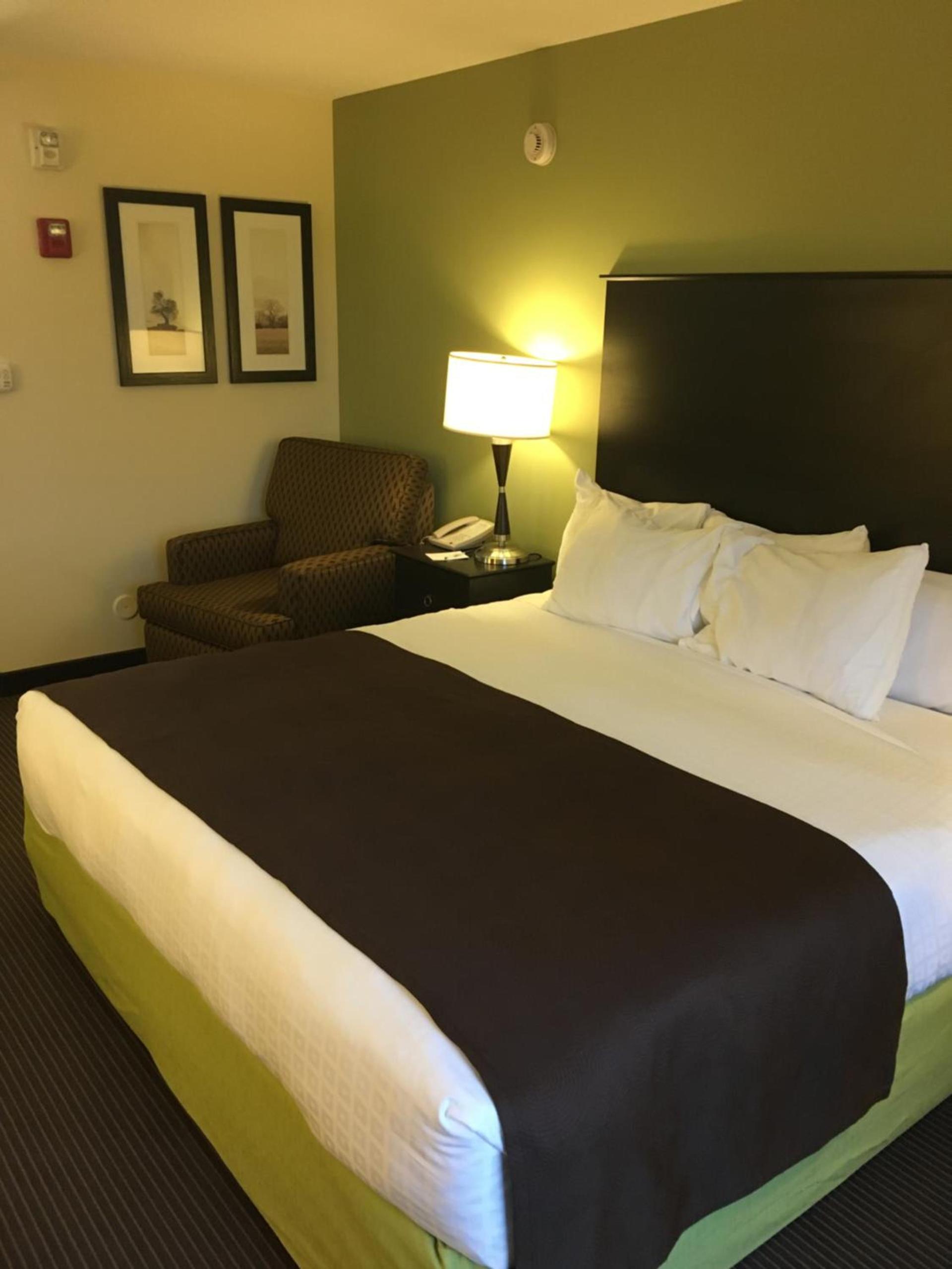 AmericInn by Wyndham Fairfield photo 59