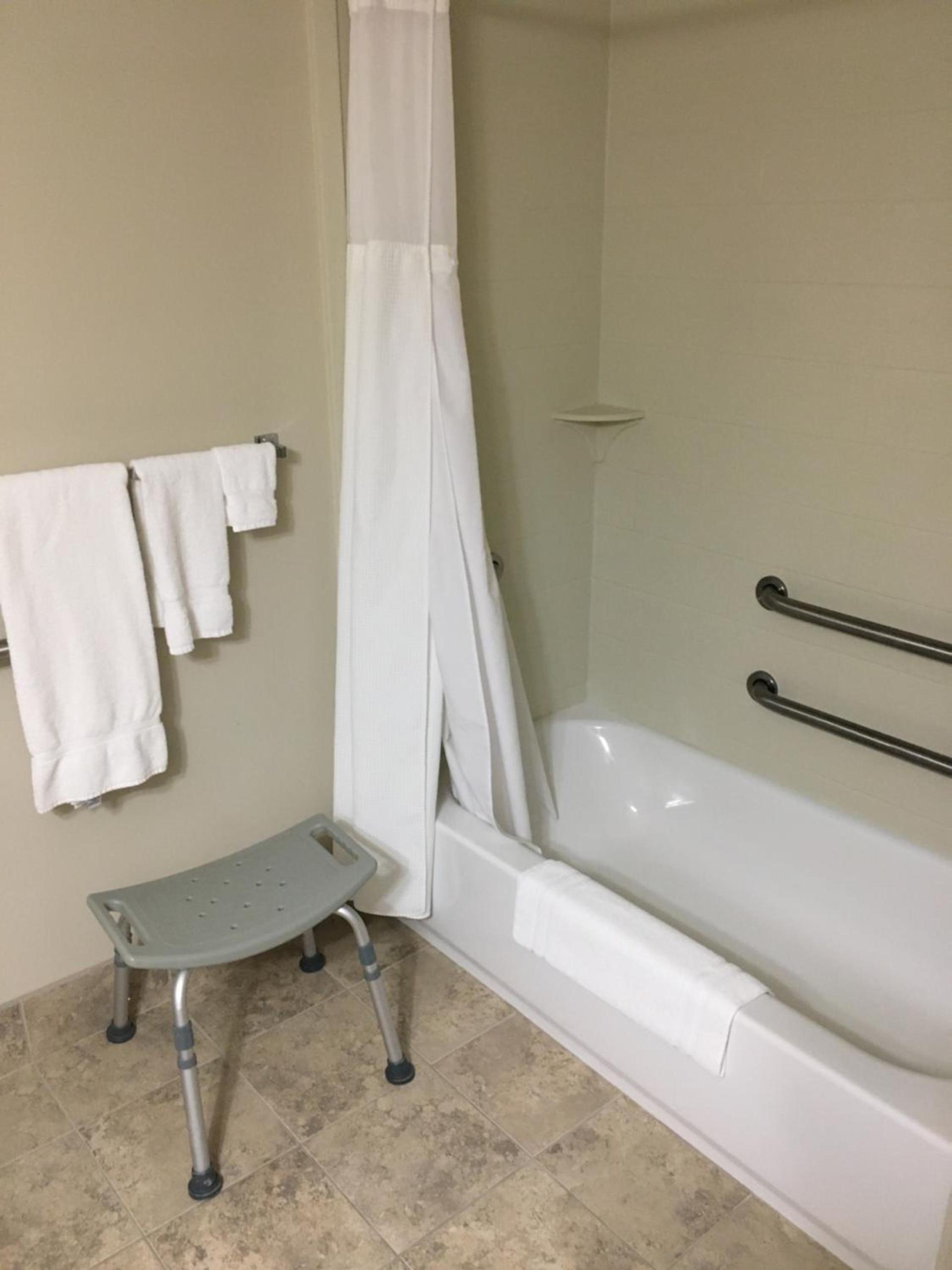 AmericInn by Wyndham Fairfield photo 12
