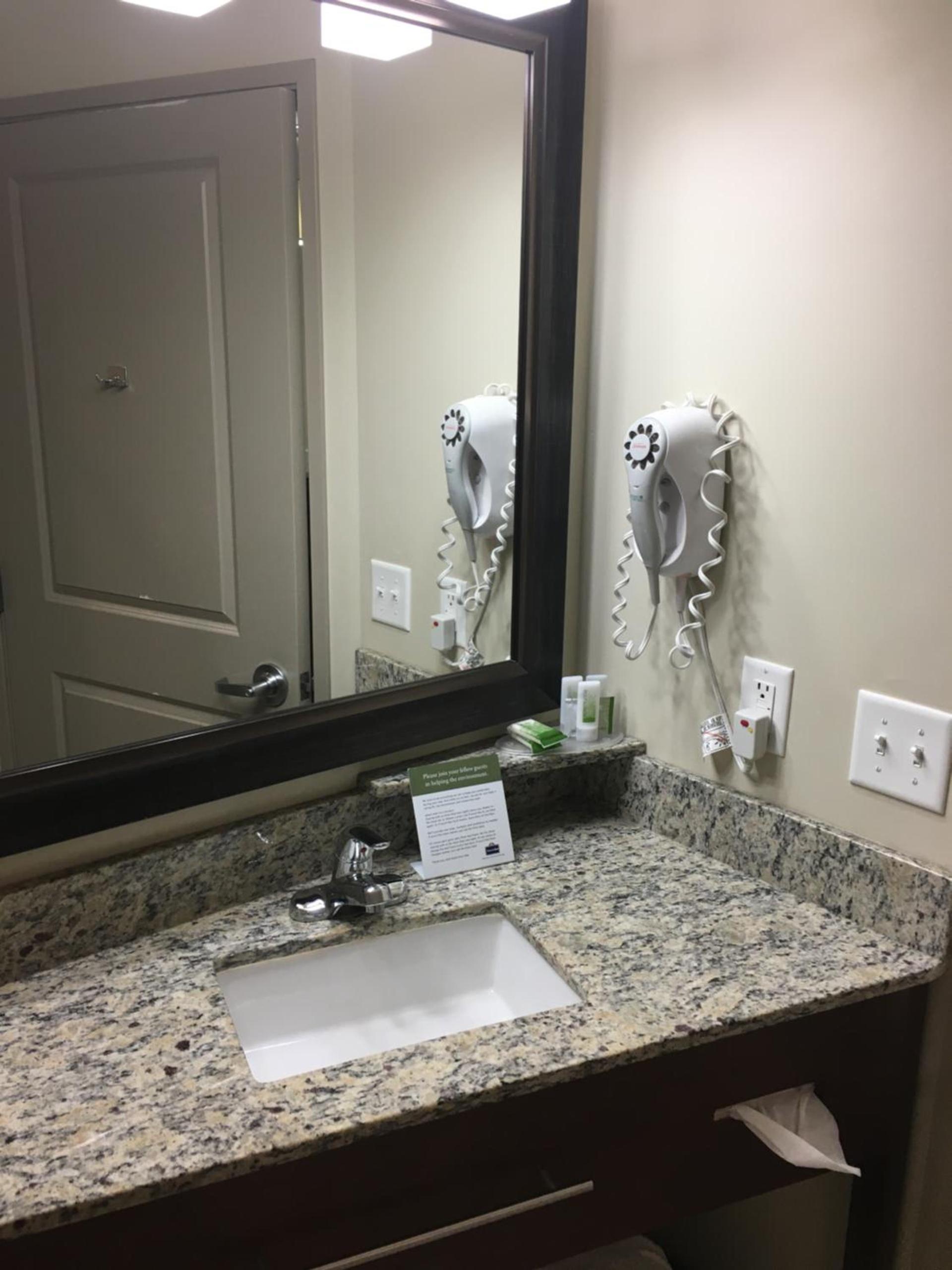 AmericInn by Wyndham Fairfield photo 9