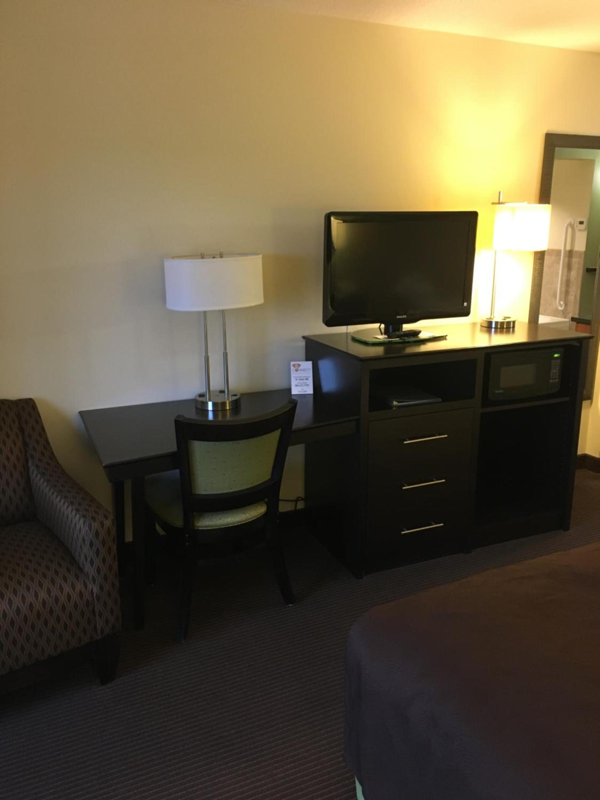 AmericInn by Wyndham Fairfield photo 8