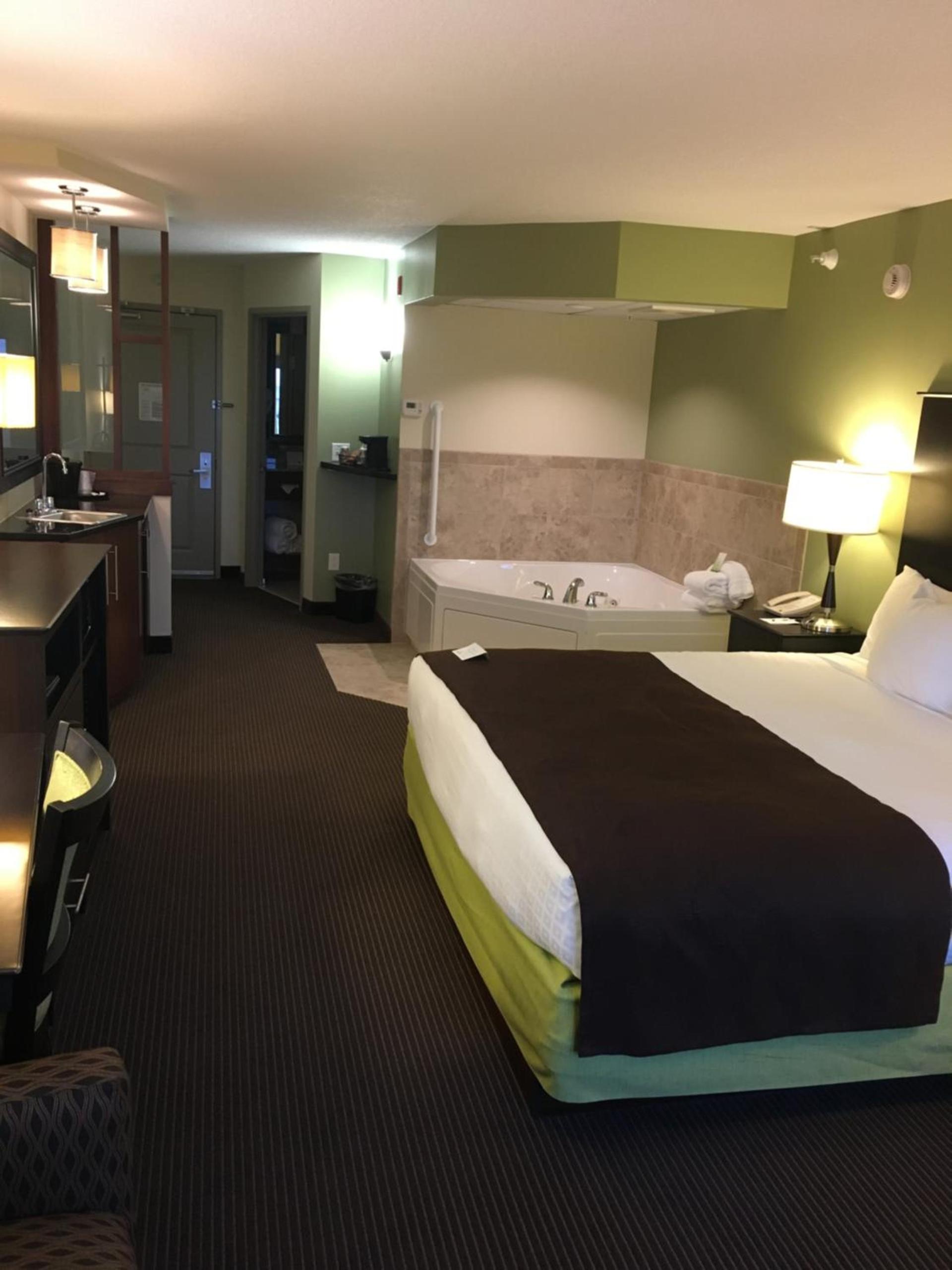 AmericInn by Wyndham Fairfield photo 7