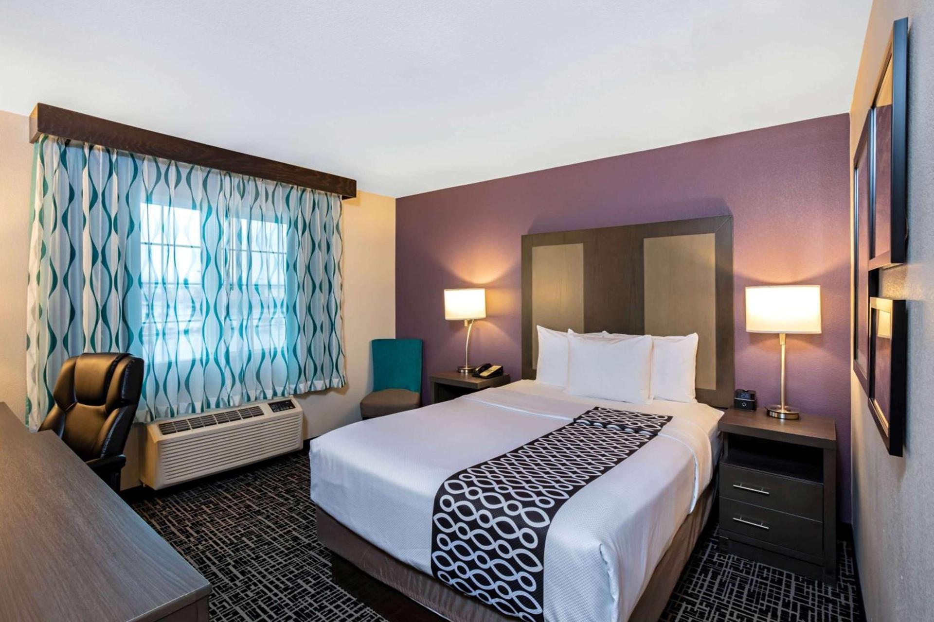 La Quinta Inn & Suites by Wyndham Las Vegas Nellis photo 9