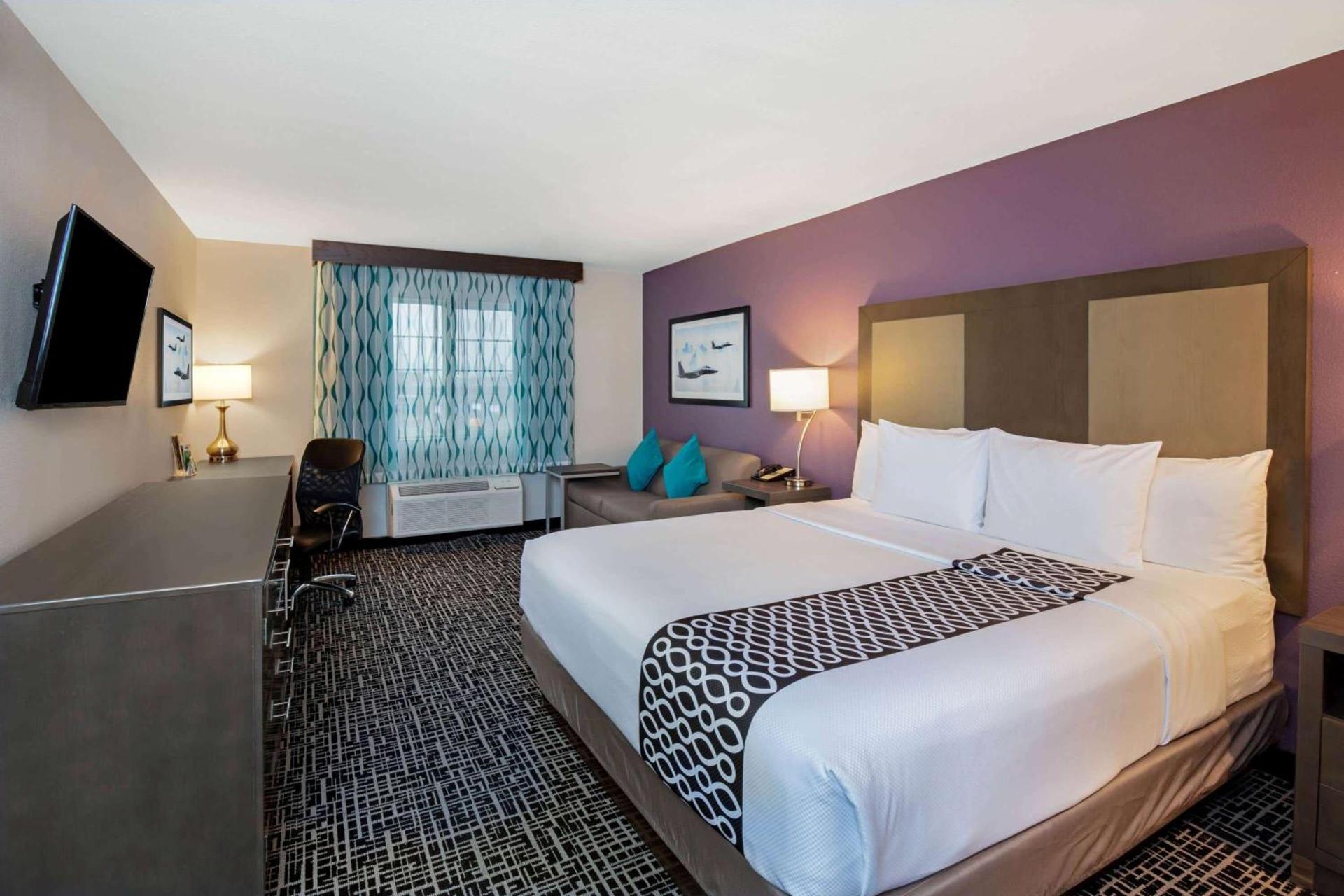 La Quinta Inn & Suites by Wyndham Las Vegas Nellis photo 21