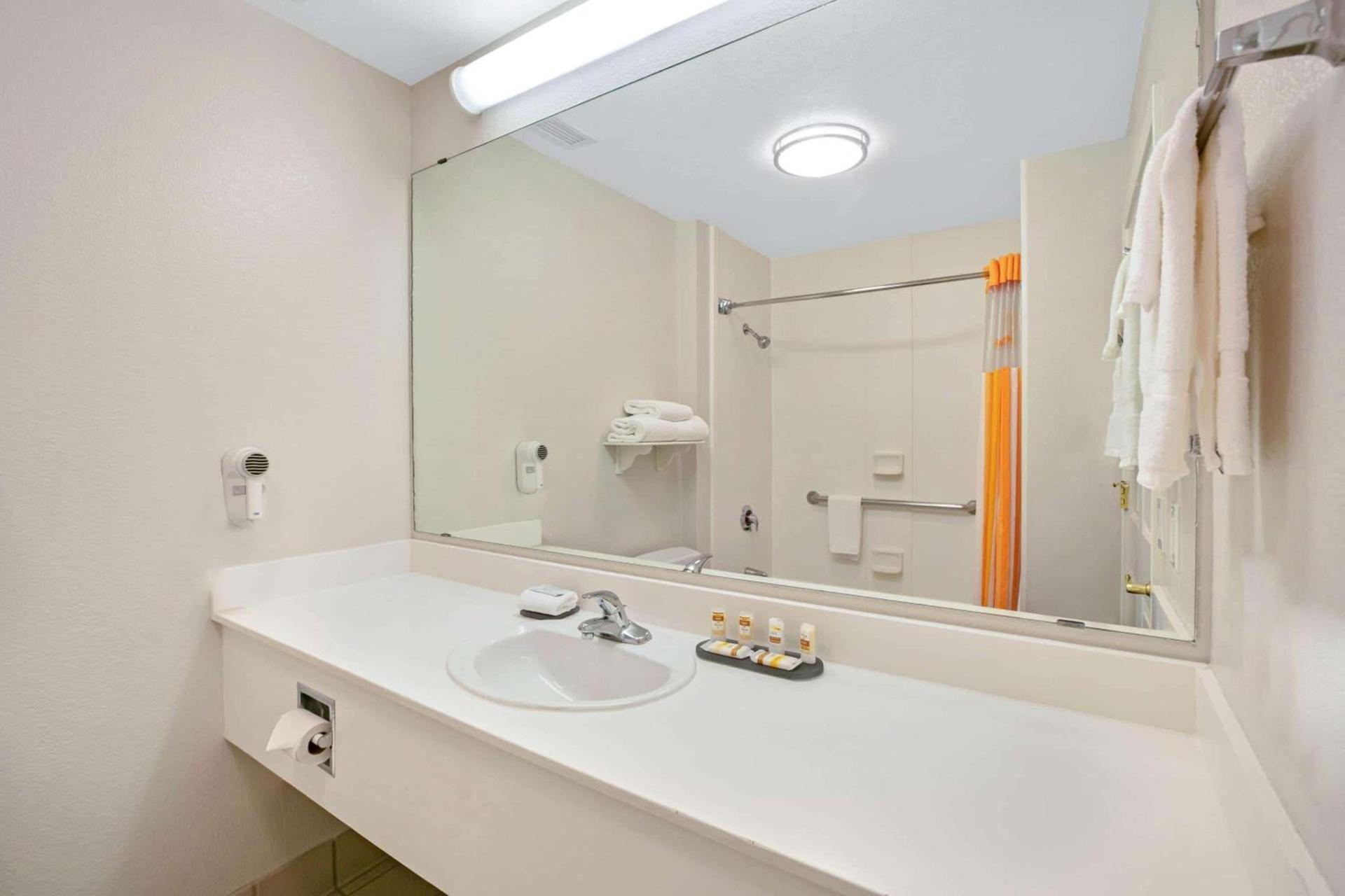 La Quinta by Wyndham DFW Airport South / Irving photo 21