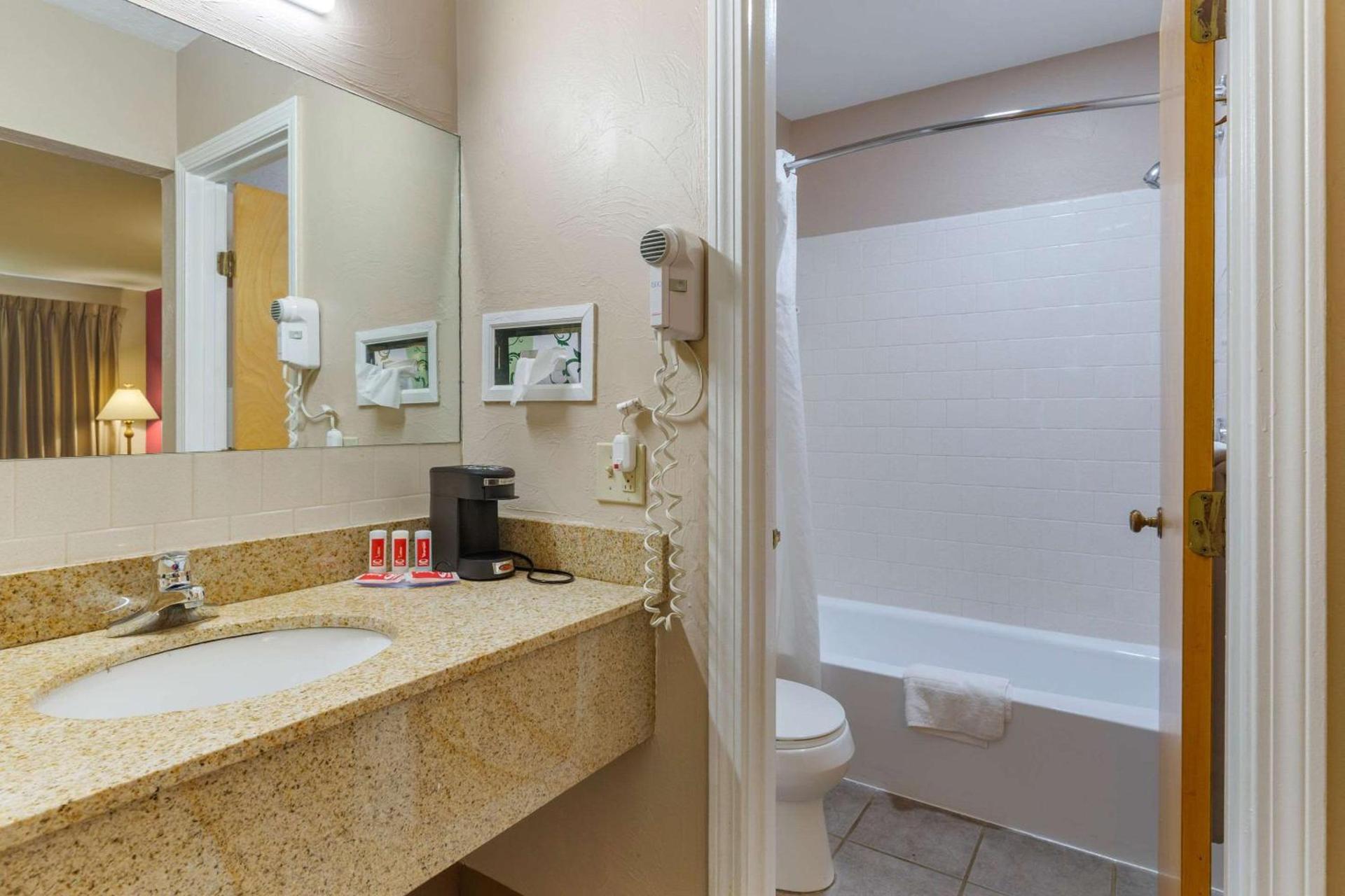 Econo Lodge Sturbridge Route 20 photo 33