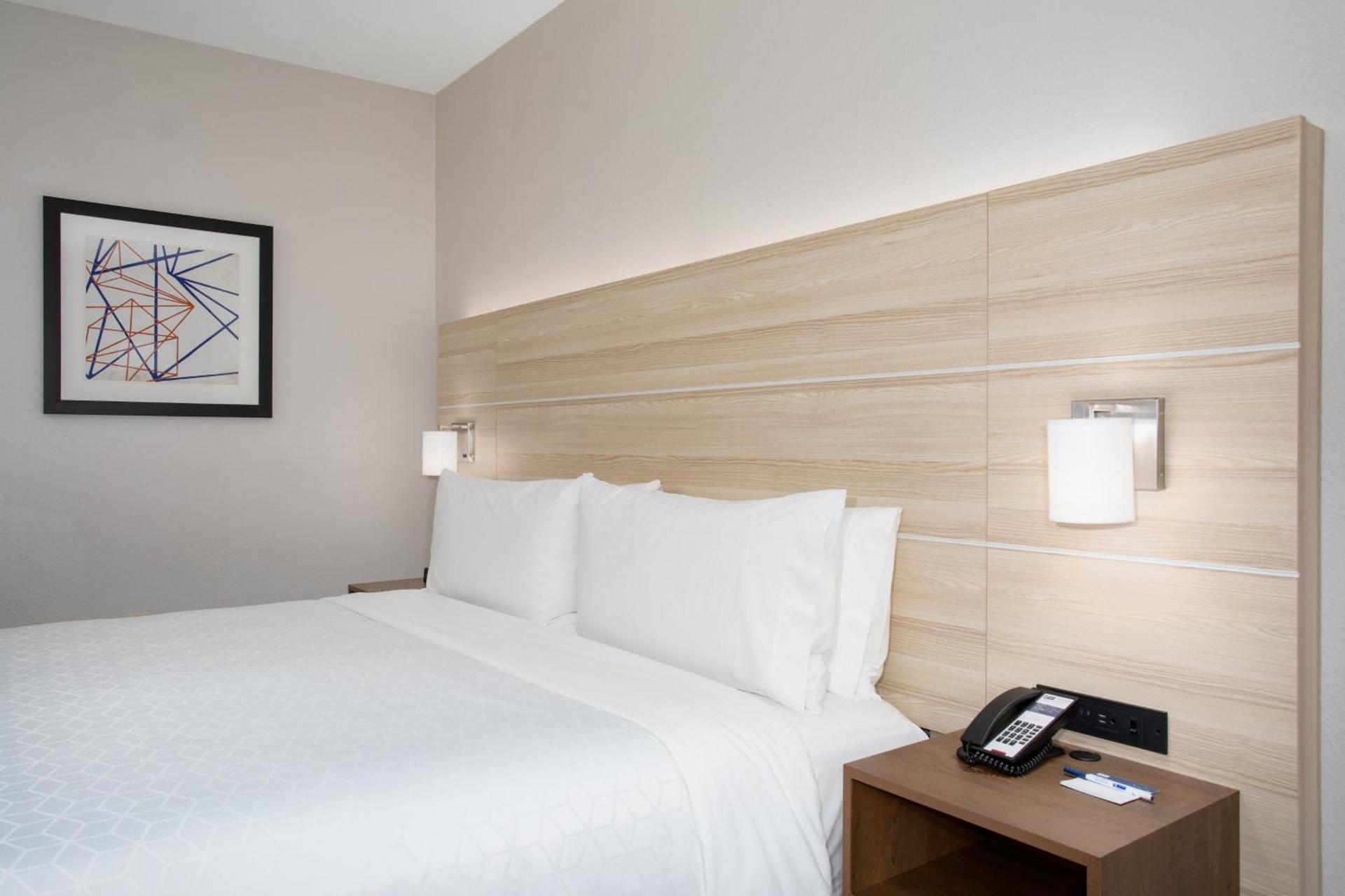 Holiday Inn Express & Suites Phoenix Glendale Dist by IHG photo 50