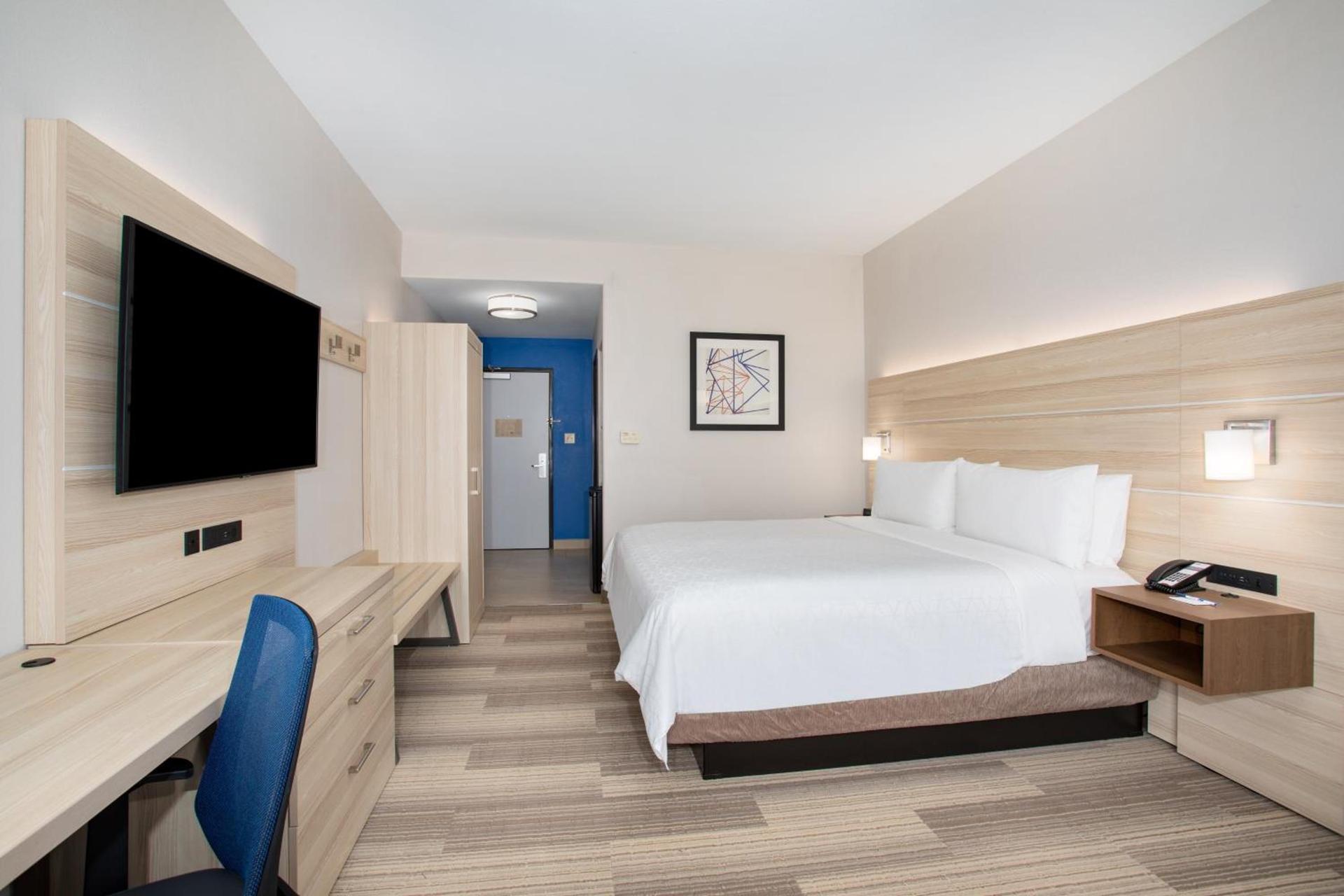 Holiday Inn Express & Suites Phoenix Glendale Dist by IHG photo 59