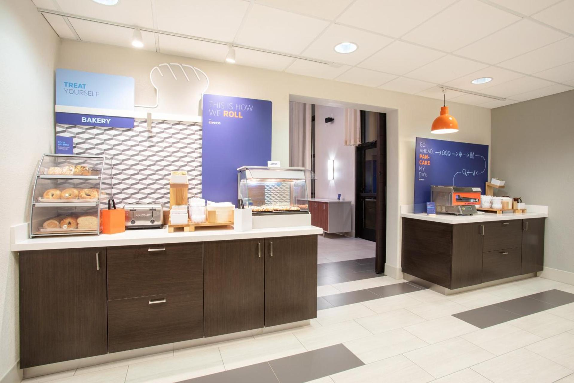 Holiday Inn Express & Suites Phoenix Glendale Dist by IHG photo 12