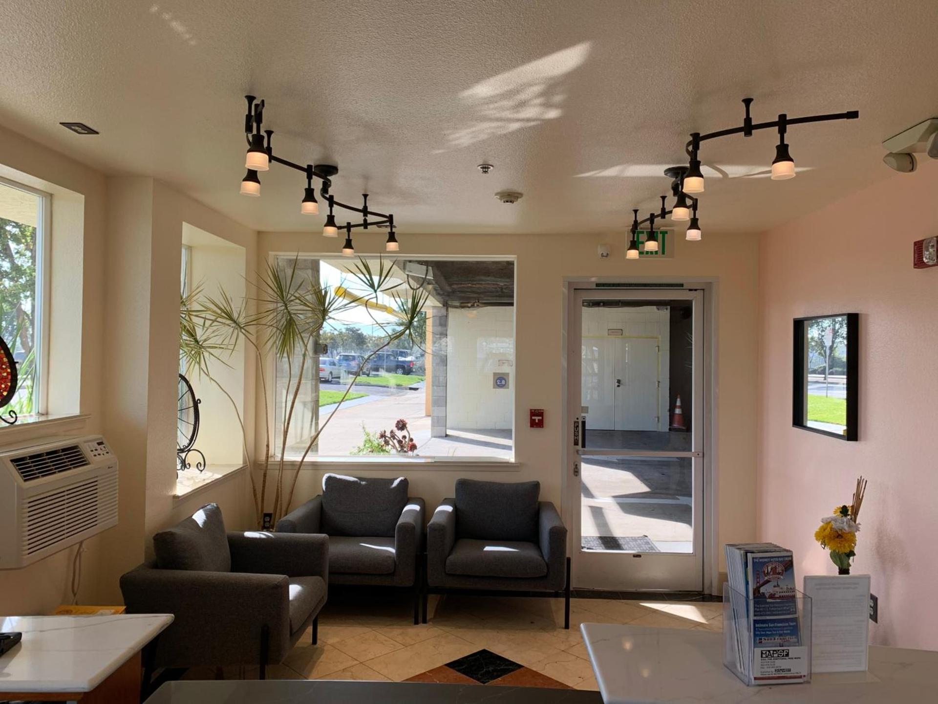 Airport Inn photo 8