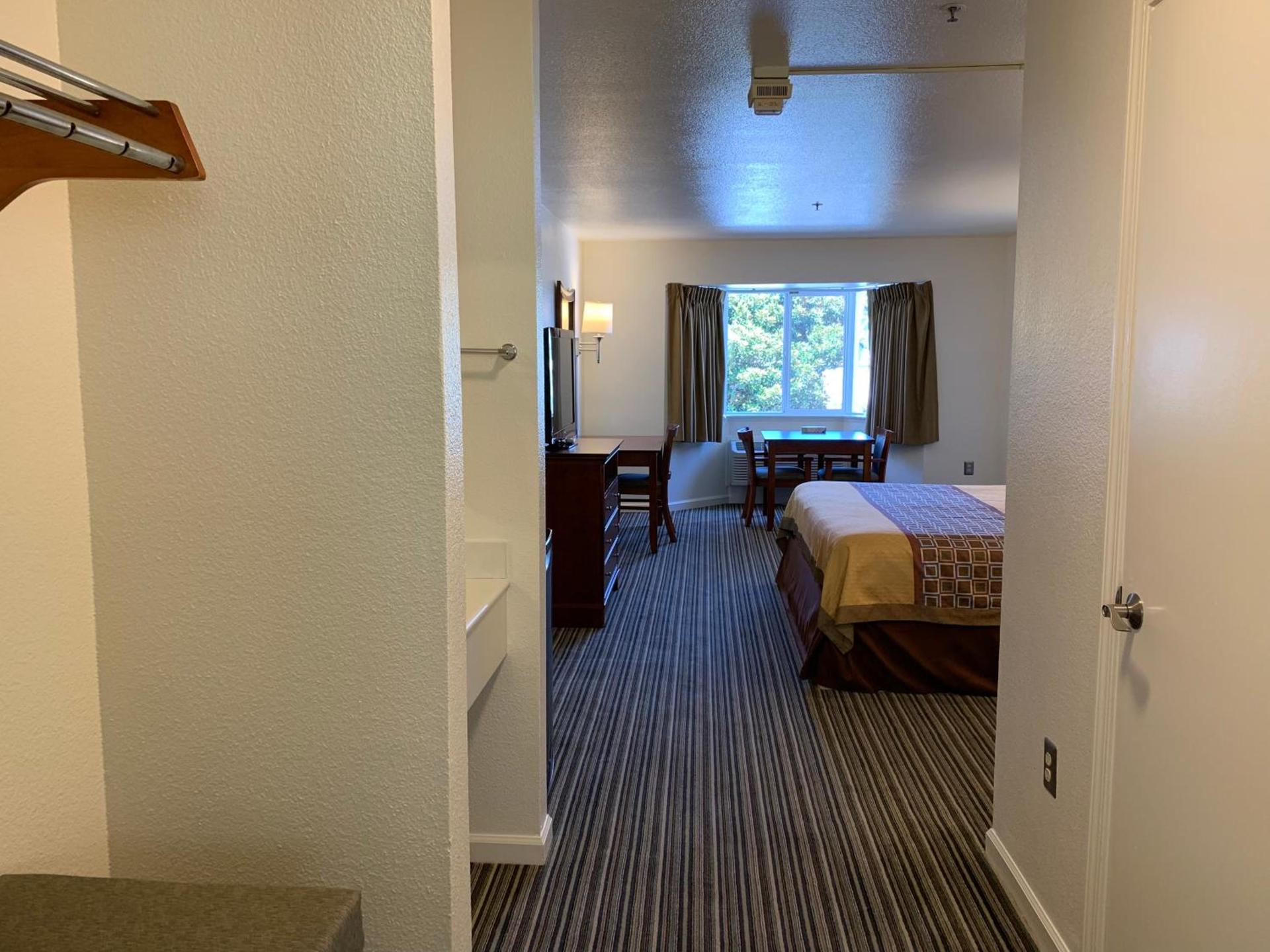Airport Inn photo 15