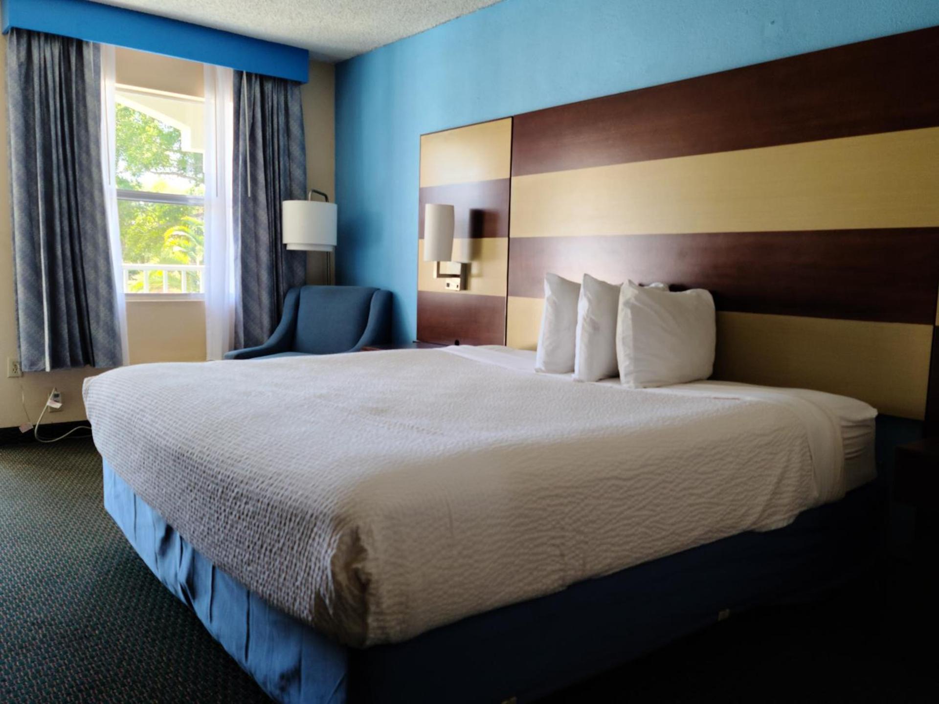Days Inn by Wyndham Bradenton I-75 photo 4