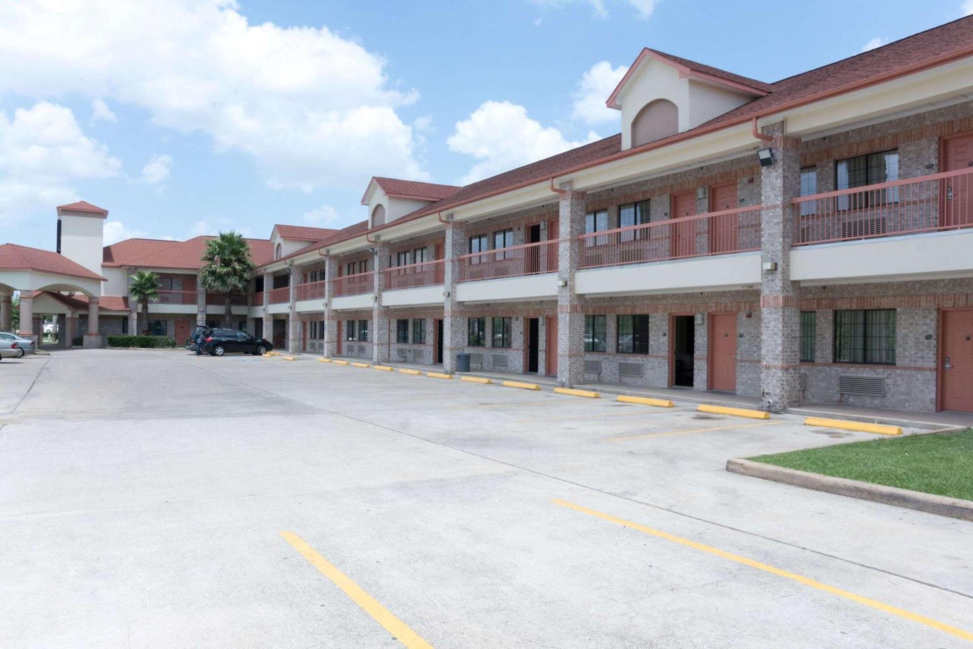 Super 8 by Wyndham Stafford Sugarland Area — hotel in Stafford