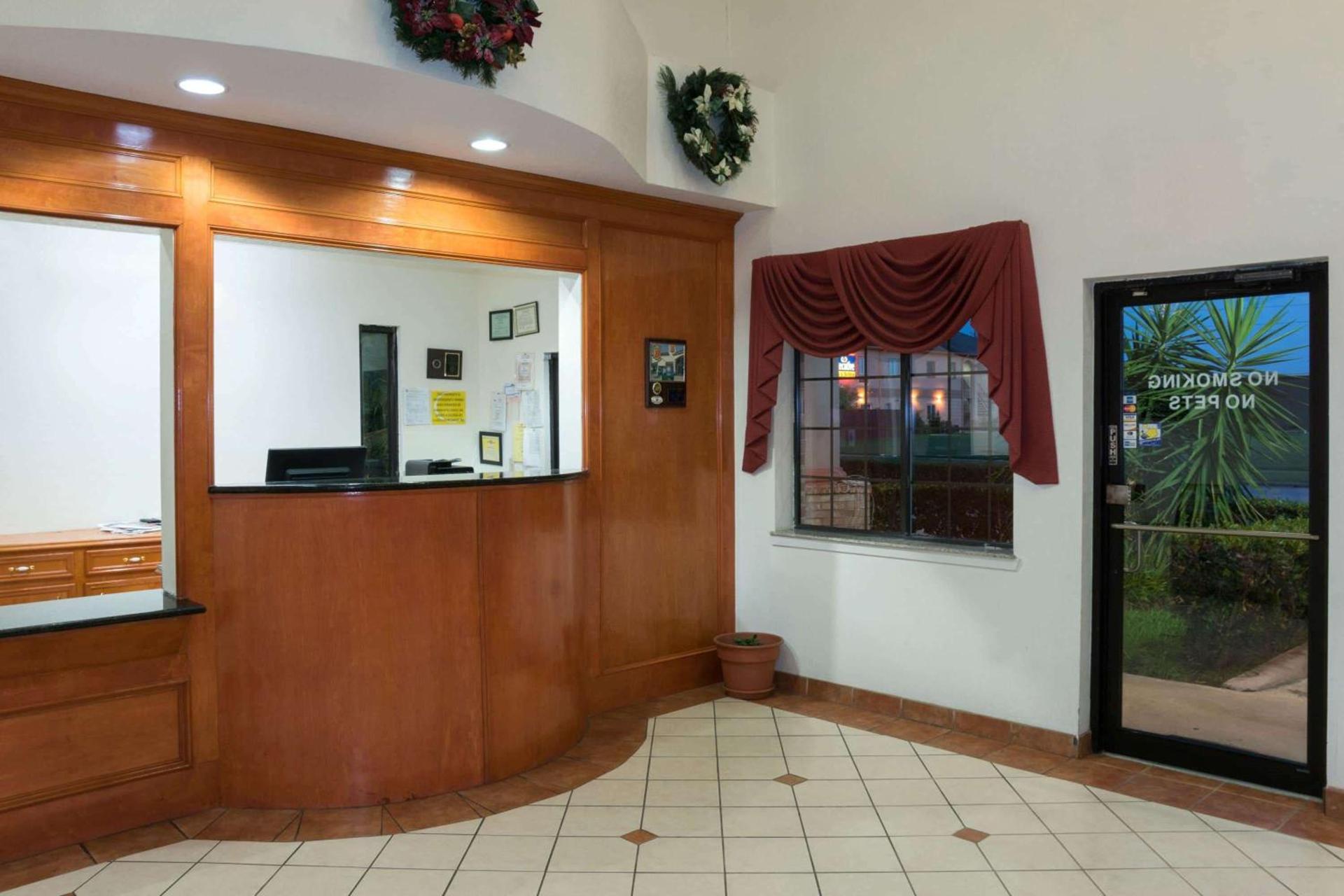 Super 8 by Wyndham Stafford Sugarland Area photo 7