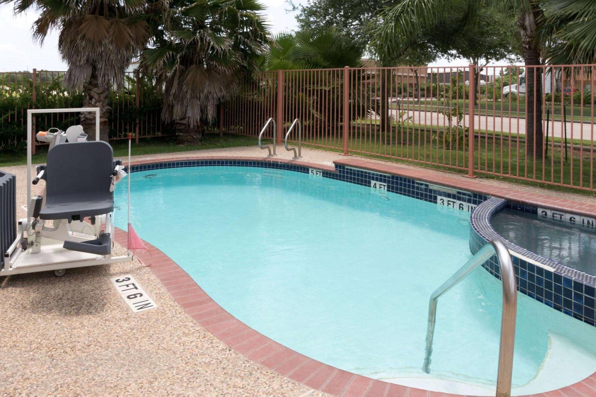 Super 8 by Wyndham Stafford Sugarland Area photo 8