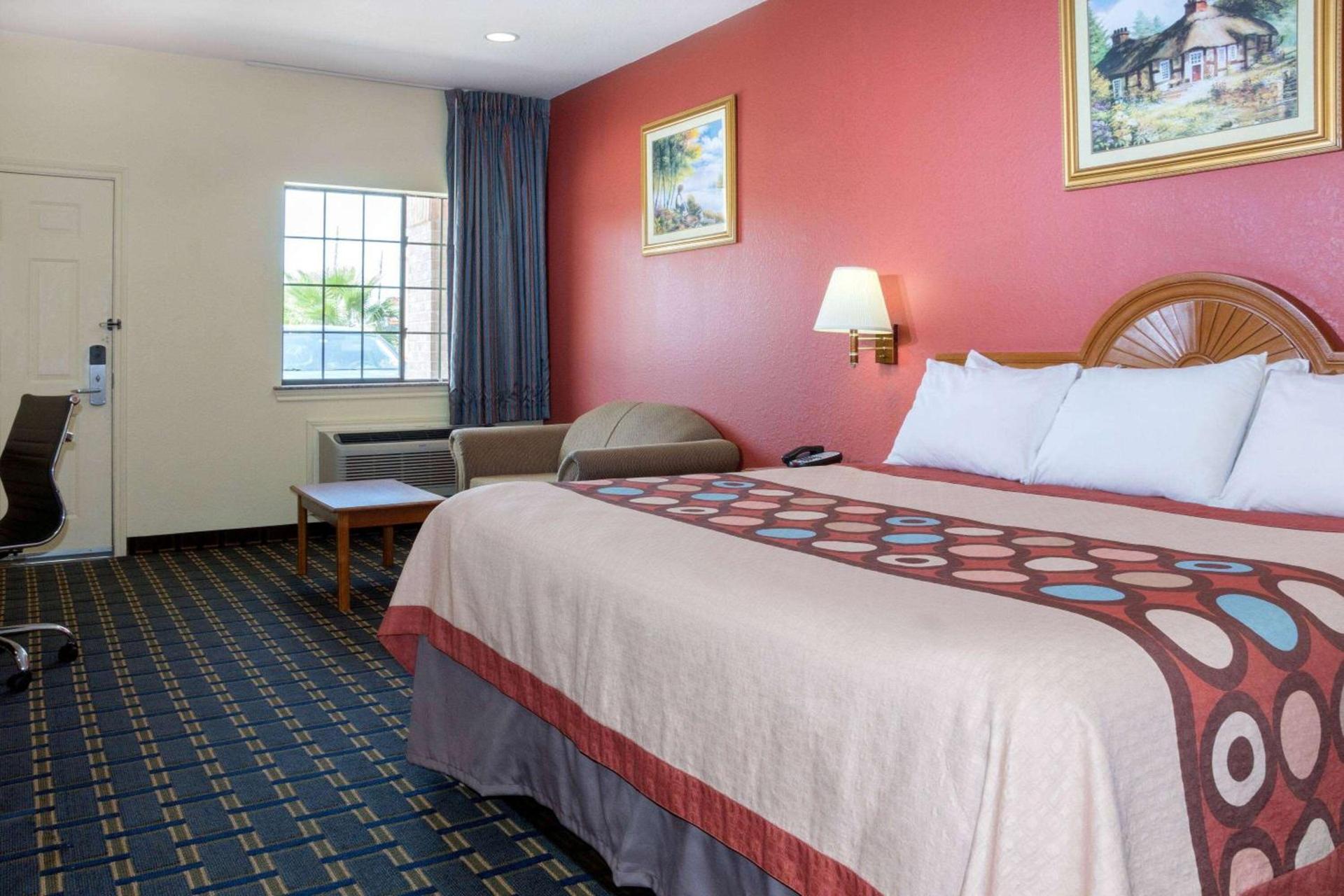 Super 8 by Wyndham Stafford Sugarland Area photo 12
