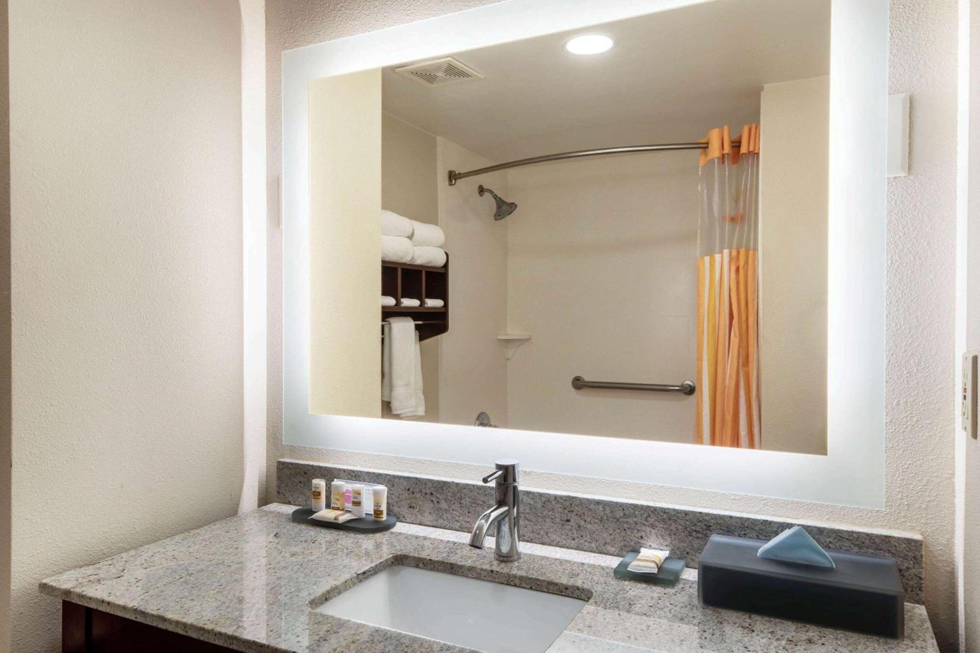 La Quinta by Wyndham LaGrange / I-85 photo 16