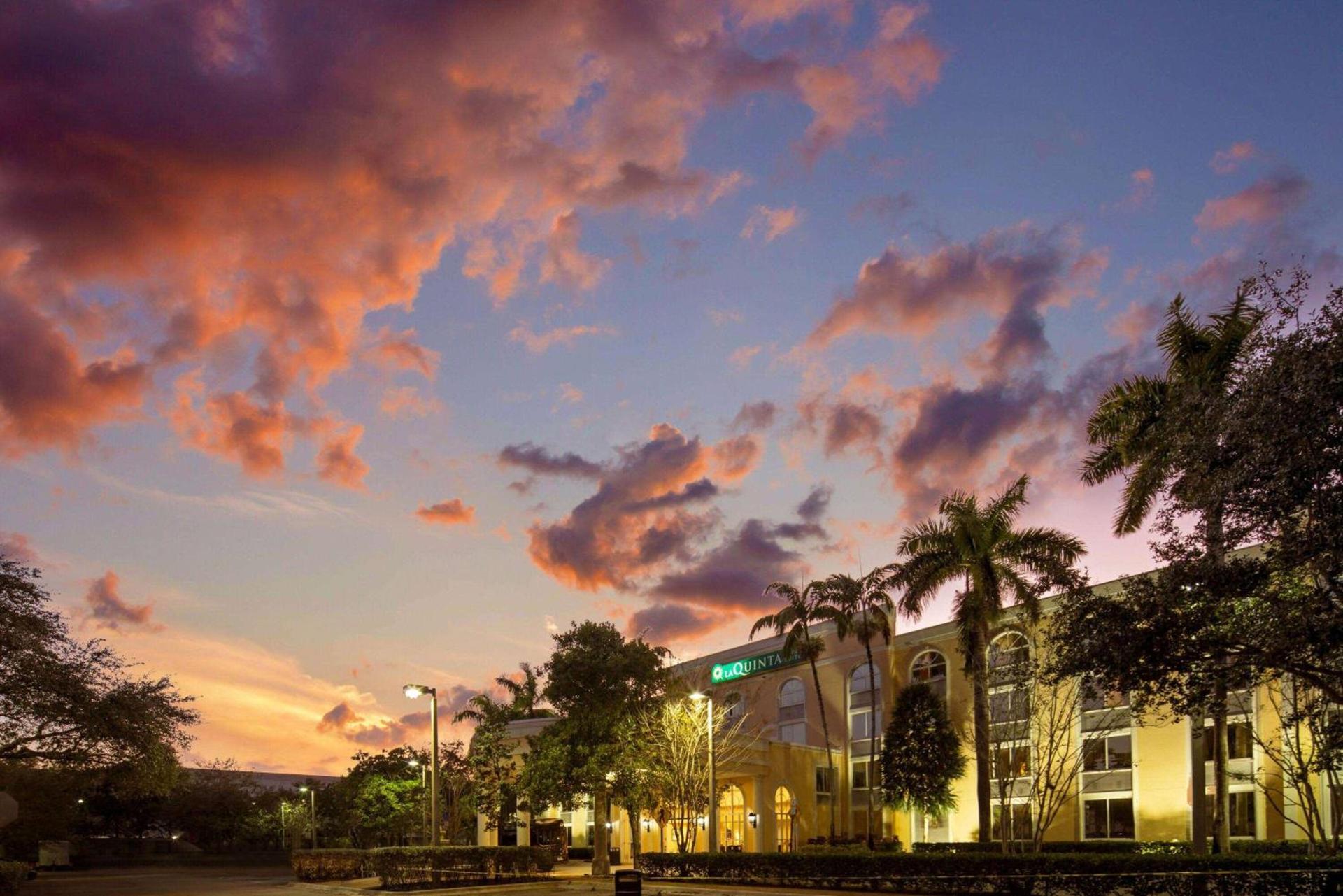 La Quinta Inn & Suites by Wyndham Sunrise photo 5