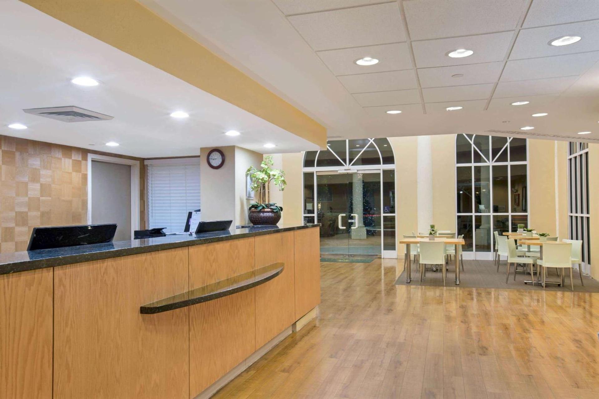 La Quinta Inn & Suites by Wyndham Sunrise photo 8