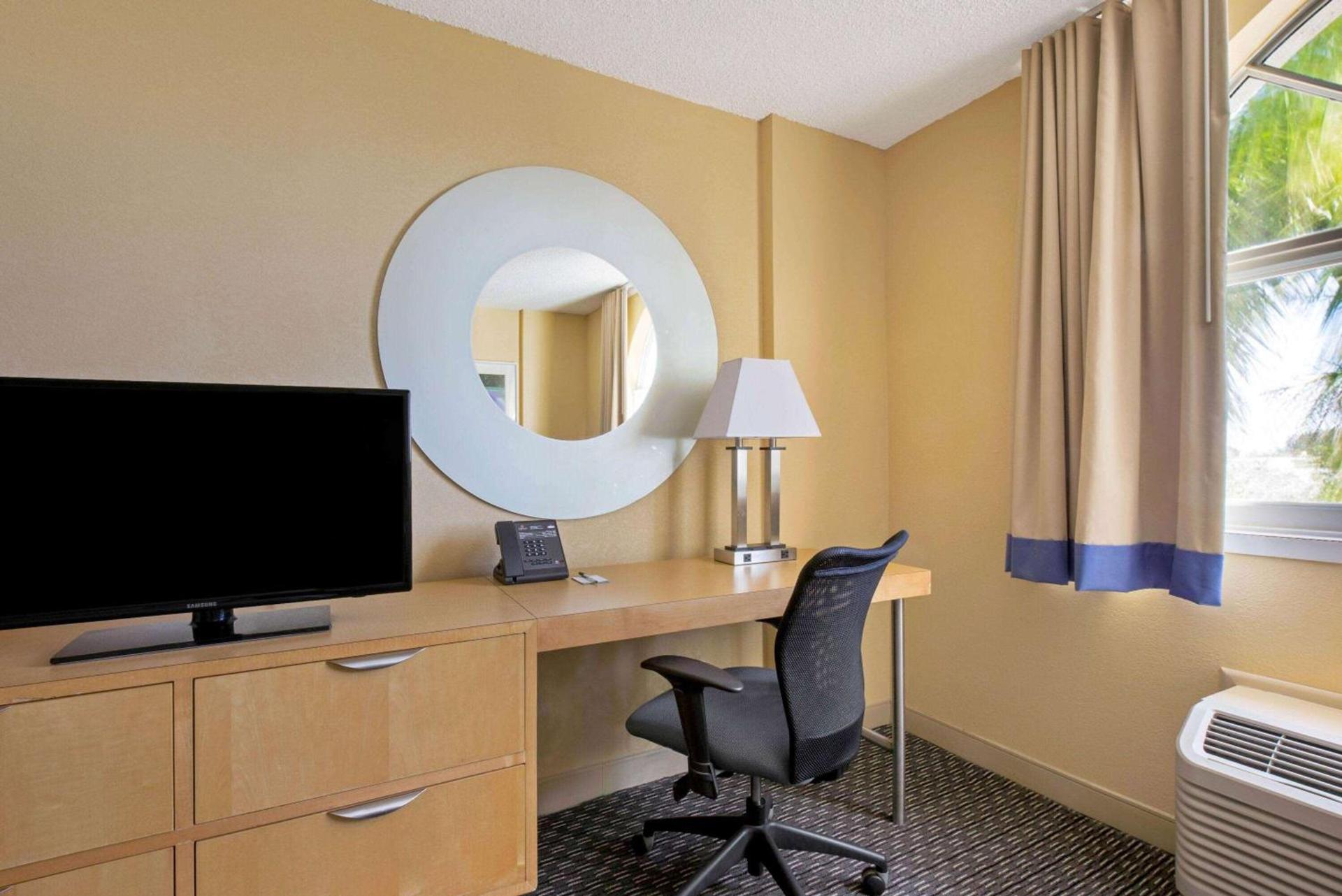 La Quinta Inn & Suites by Wyndham Sunrise photo 13