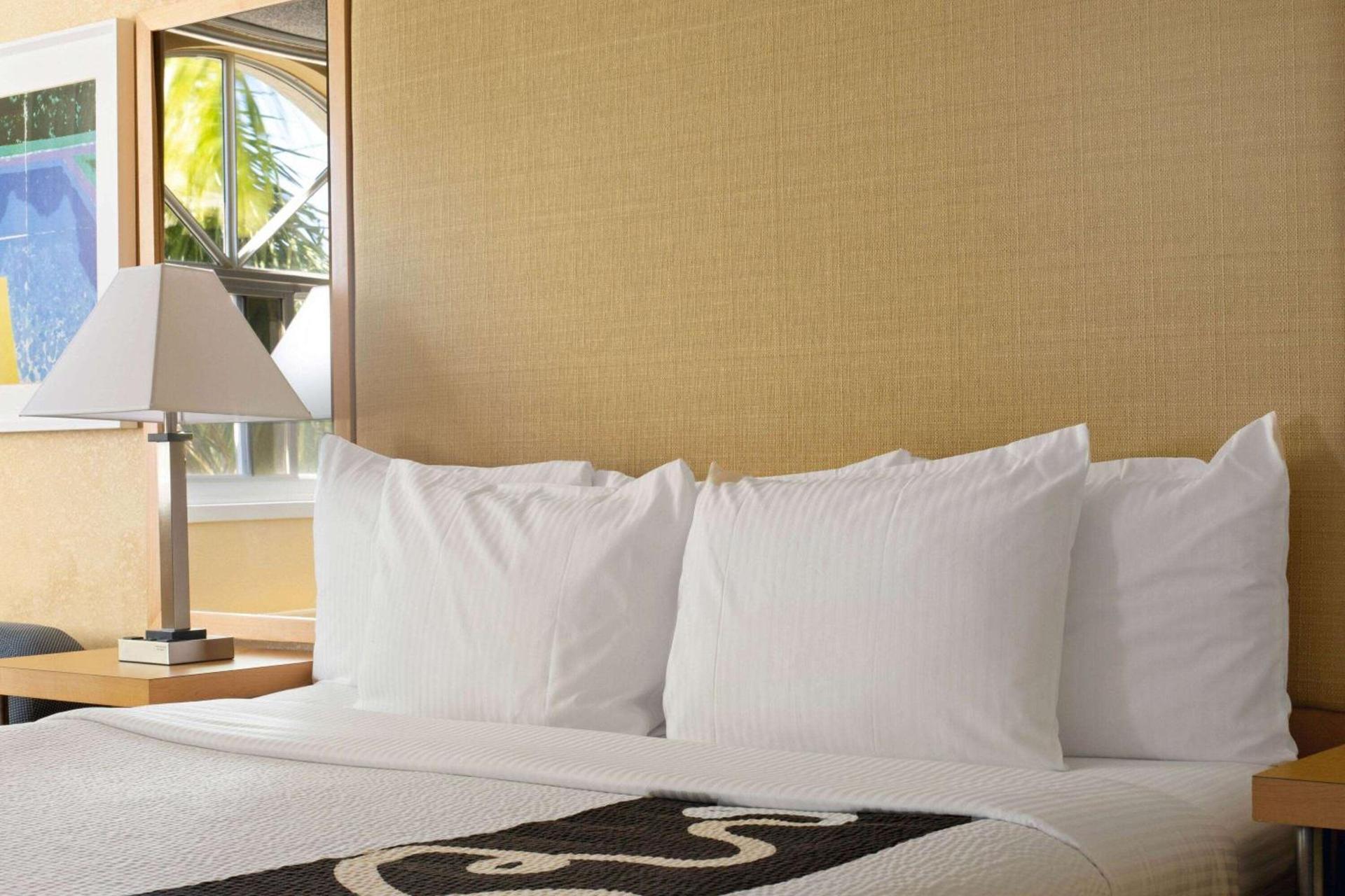 La Quinta Inn & Suites by Wyndham Sunrise photo 17