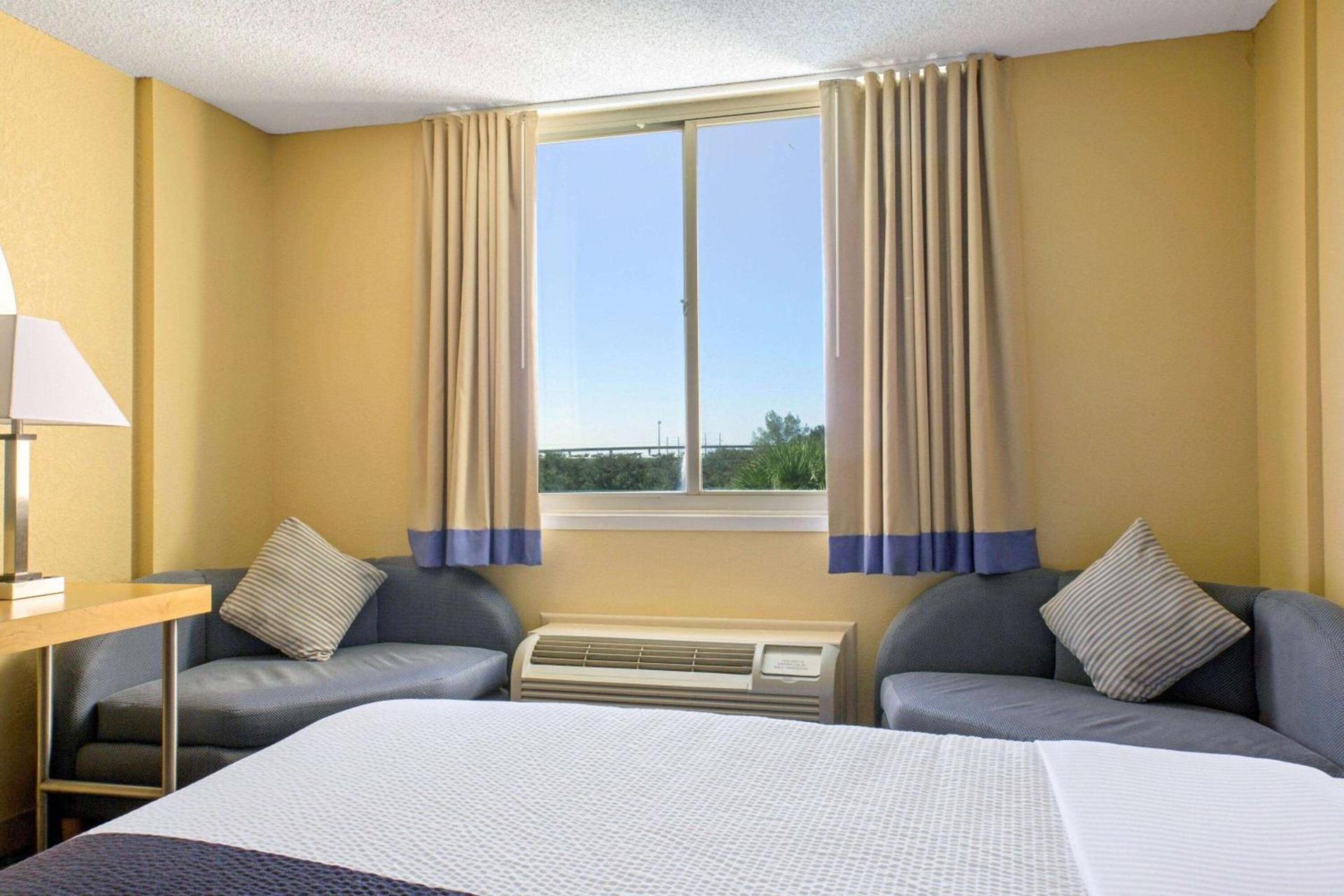 La Quinta Inn & Suites by Wyndham Sunrise photo 16