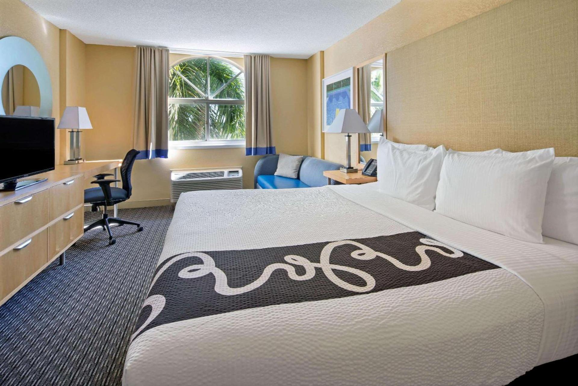La Quinta Inn & Suites by Wyndham Sunrise photo 18