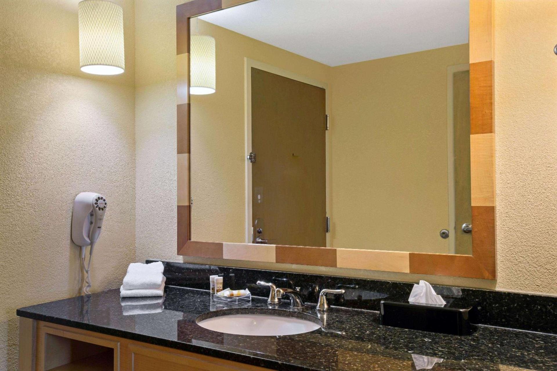 La Quinta Inn & Suites by Wyndham Sunrise photo 21