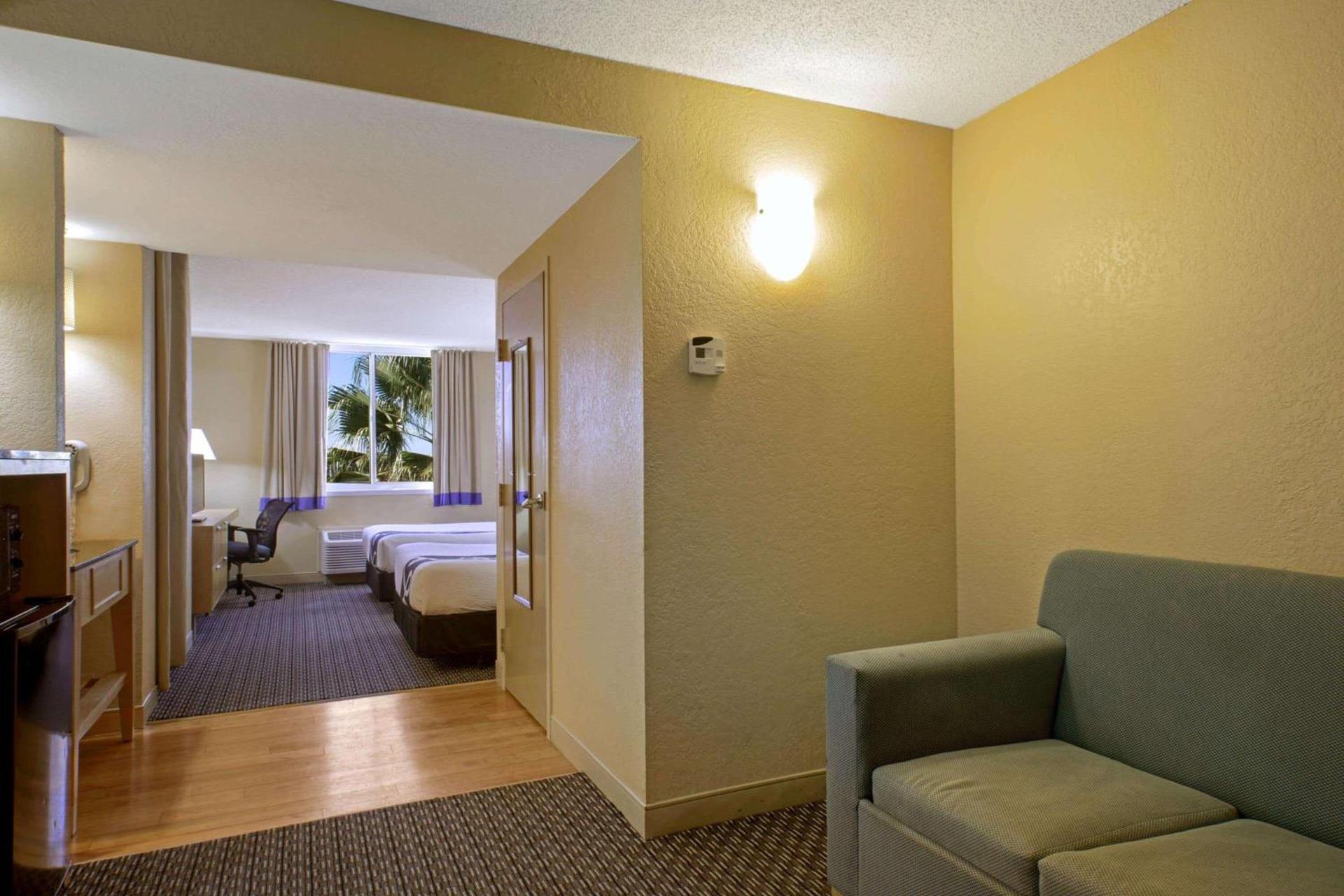 La Quinta Inn & Suites by Wyndham Sunrise photo 24