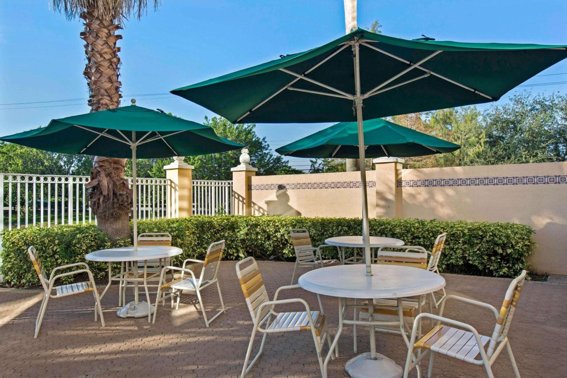 La Quinta Inn & Suites by Wyndham Sunrise photo 30