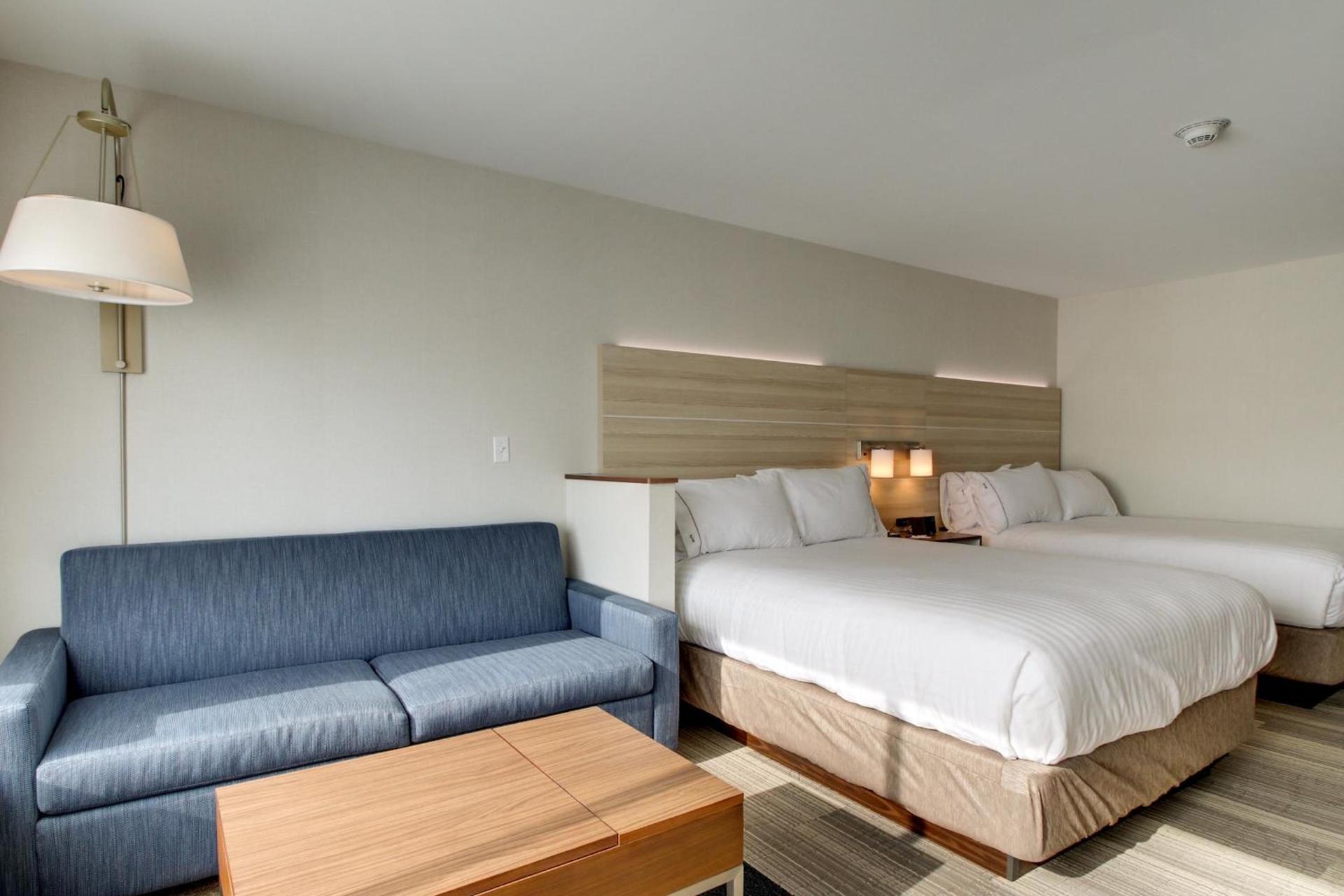 Holiday Inn Express & Suites Galesburg by IHG photo 71