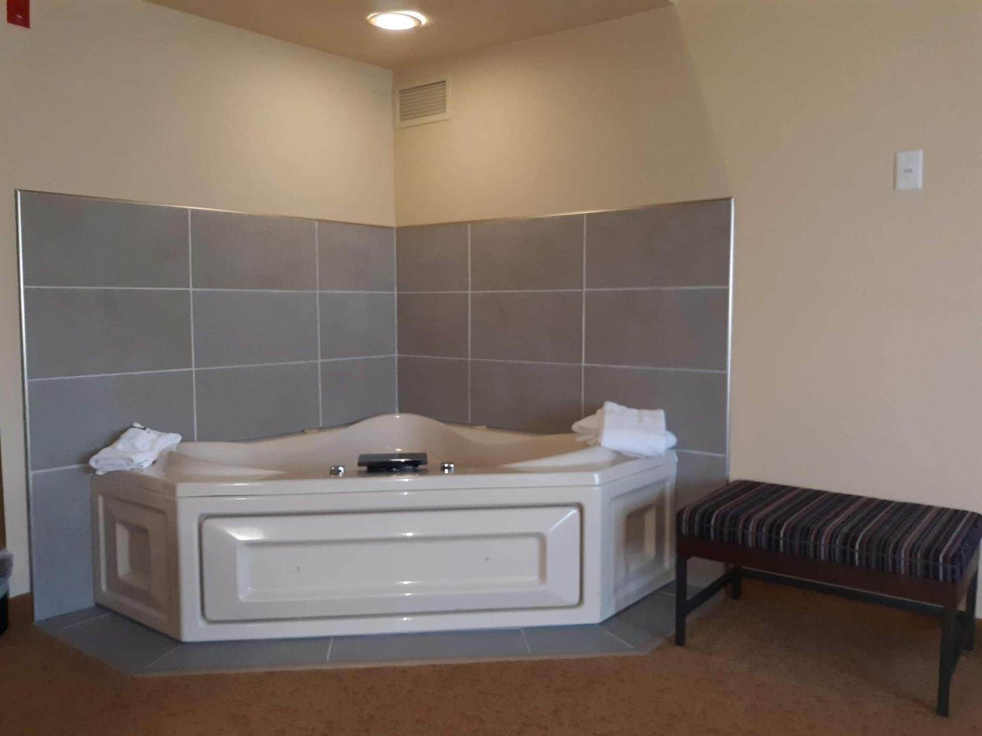 Country Inn & Suites by Radisson, West Bend, WI photo 12