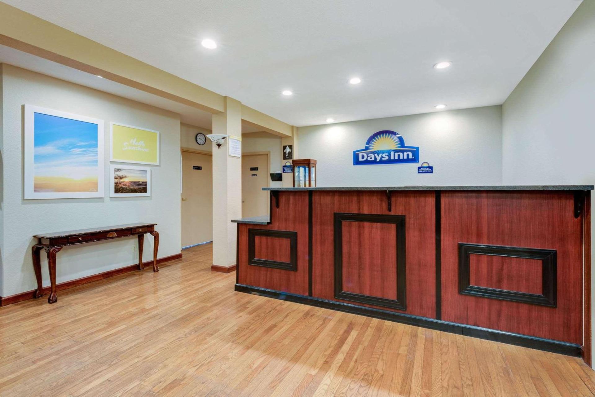 Days Inn by Wyndham Fairmont photo 3