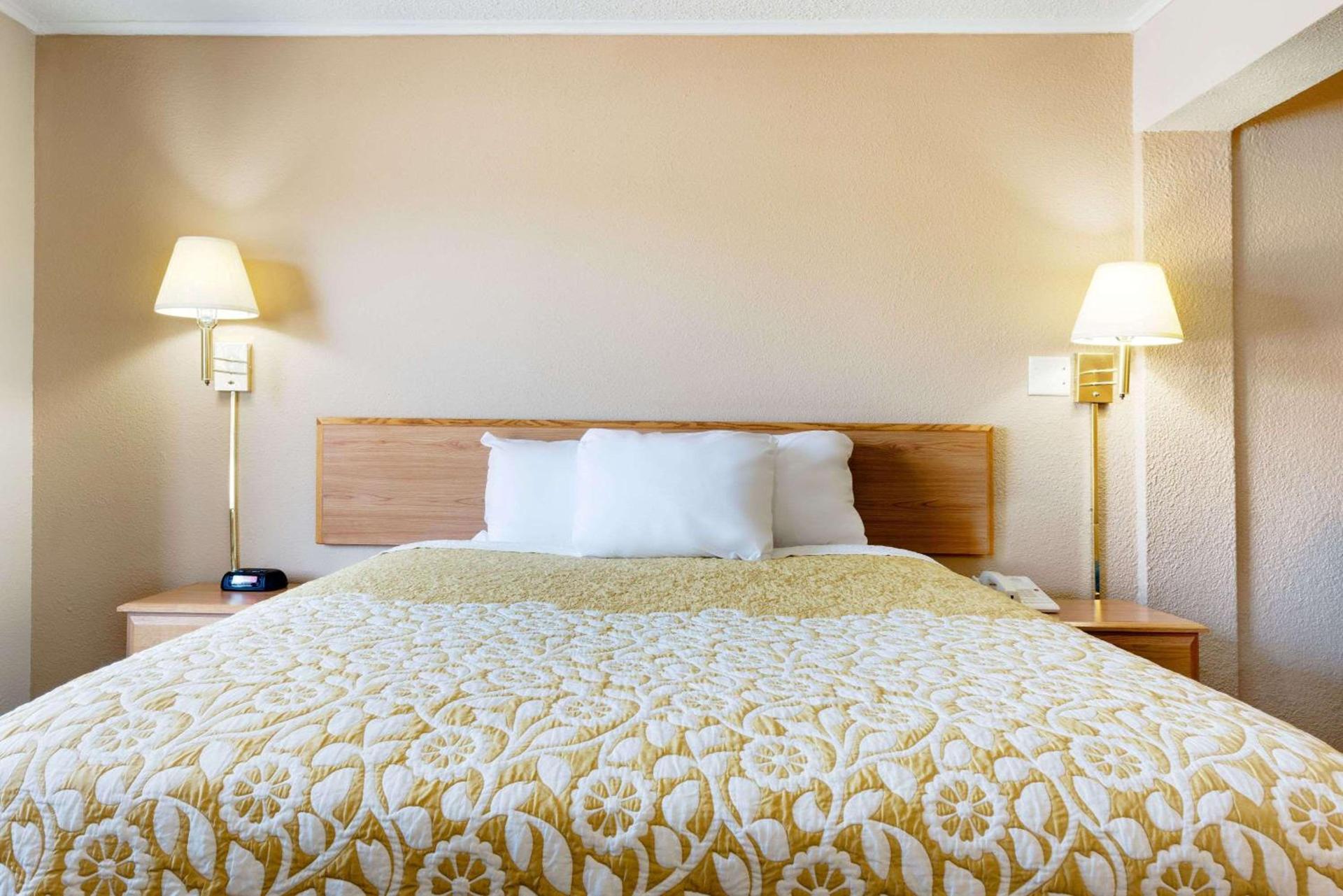 Days Inn by Wyndham Fairmont photo 6