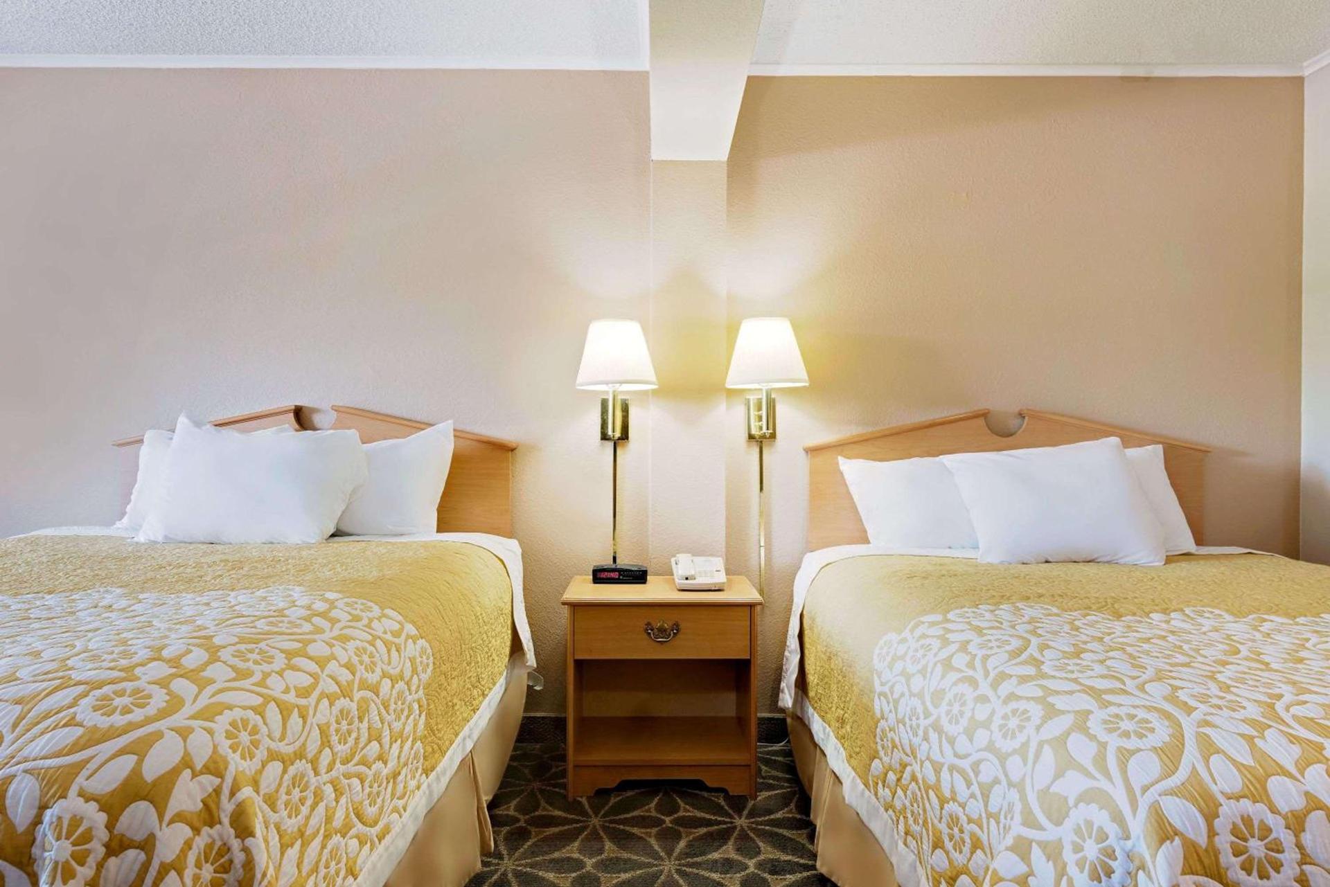 Days Inn by Wyndham Fairmont photo 7