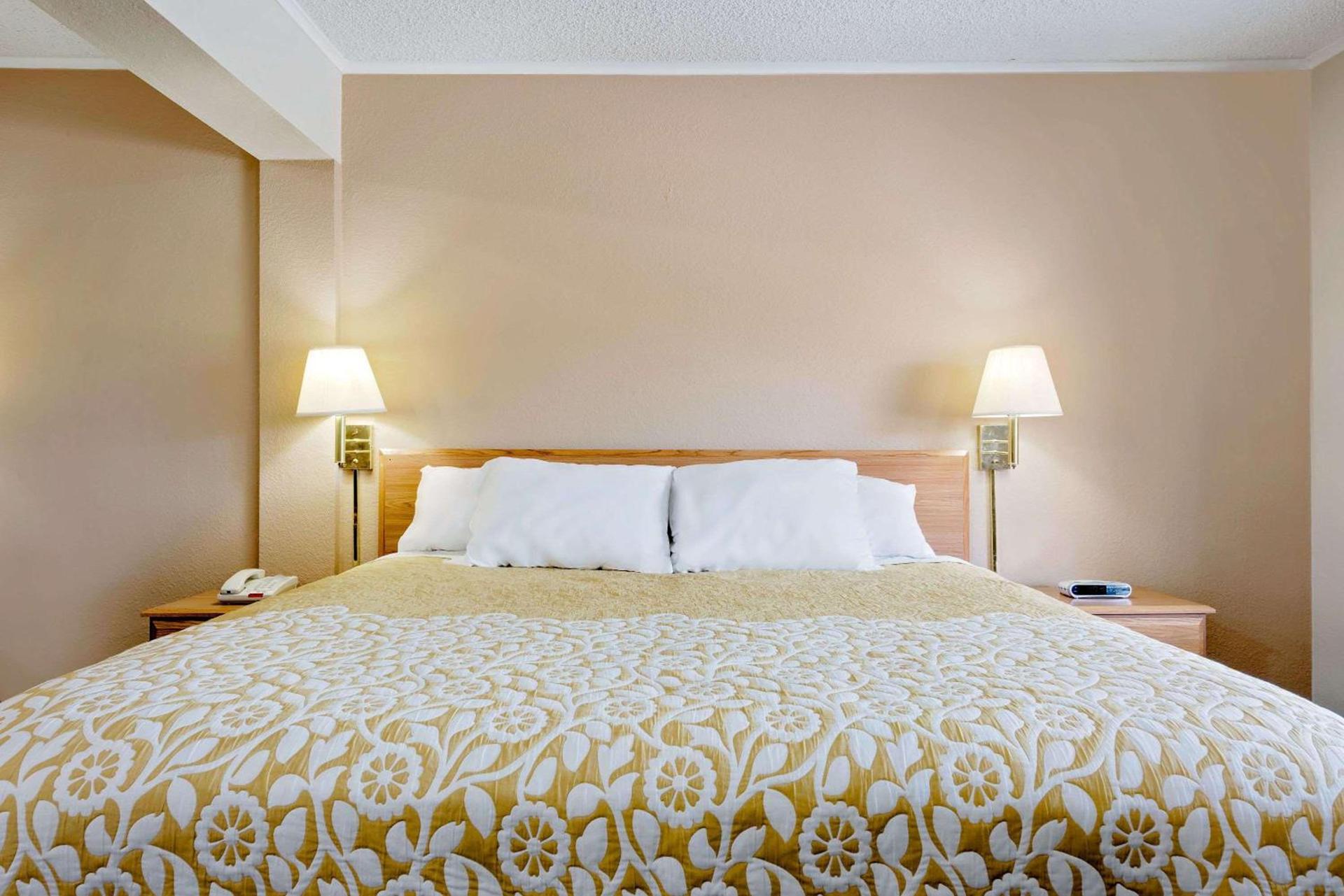 Days Inn by Wyndham Fairmont photo 13