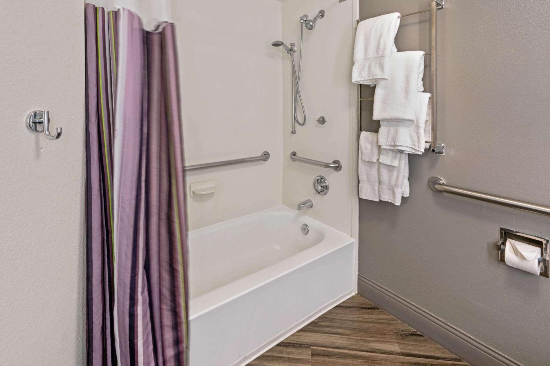 La Quinta Inn & Suites by Wyndham Phoenix Scottsdale photo 11