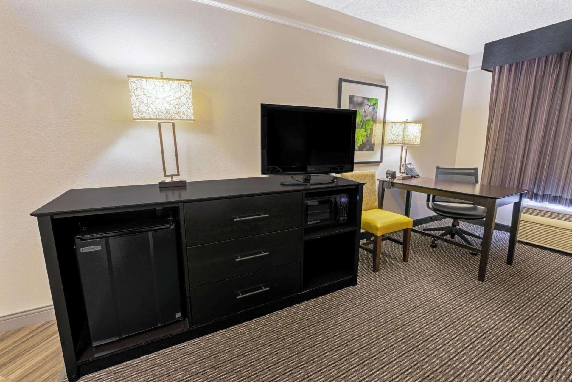 La Quinta Inn & Suites by Wyndham Phoenix Scottsdale photo 13