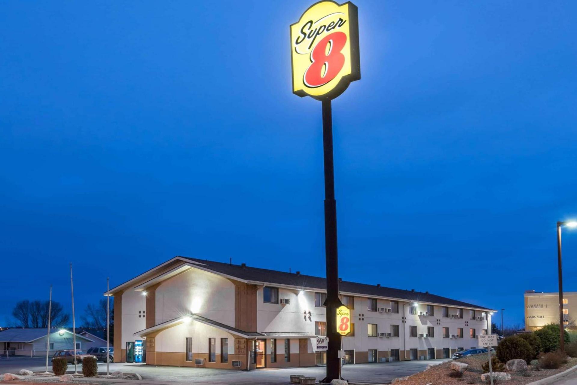 Super 8 by Wyndham Bismarck photo 2