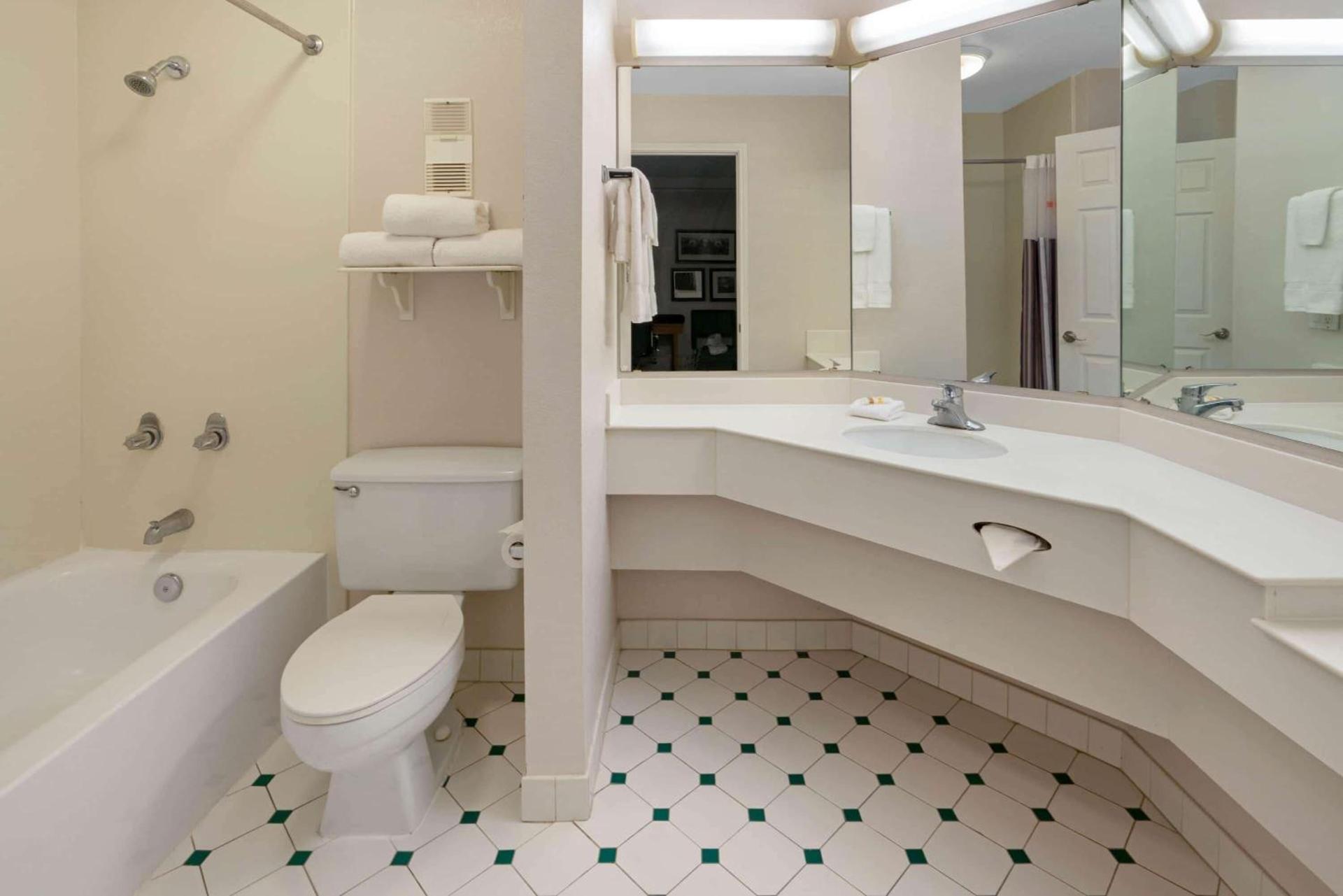 La Quinta Inn by Wyndham Phoenix Sky Harbor Airport photo 11