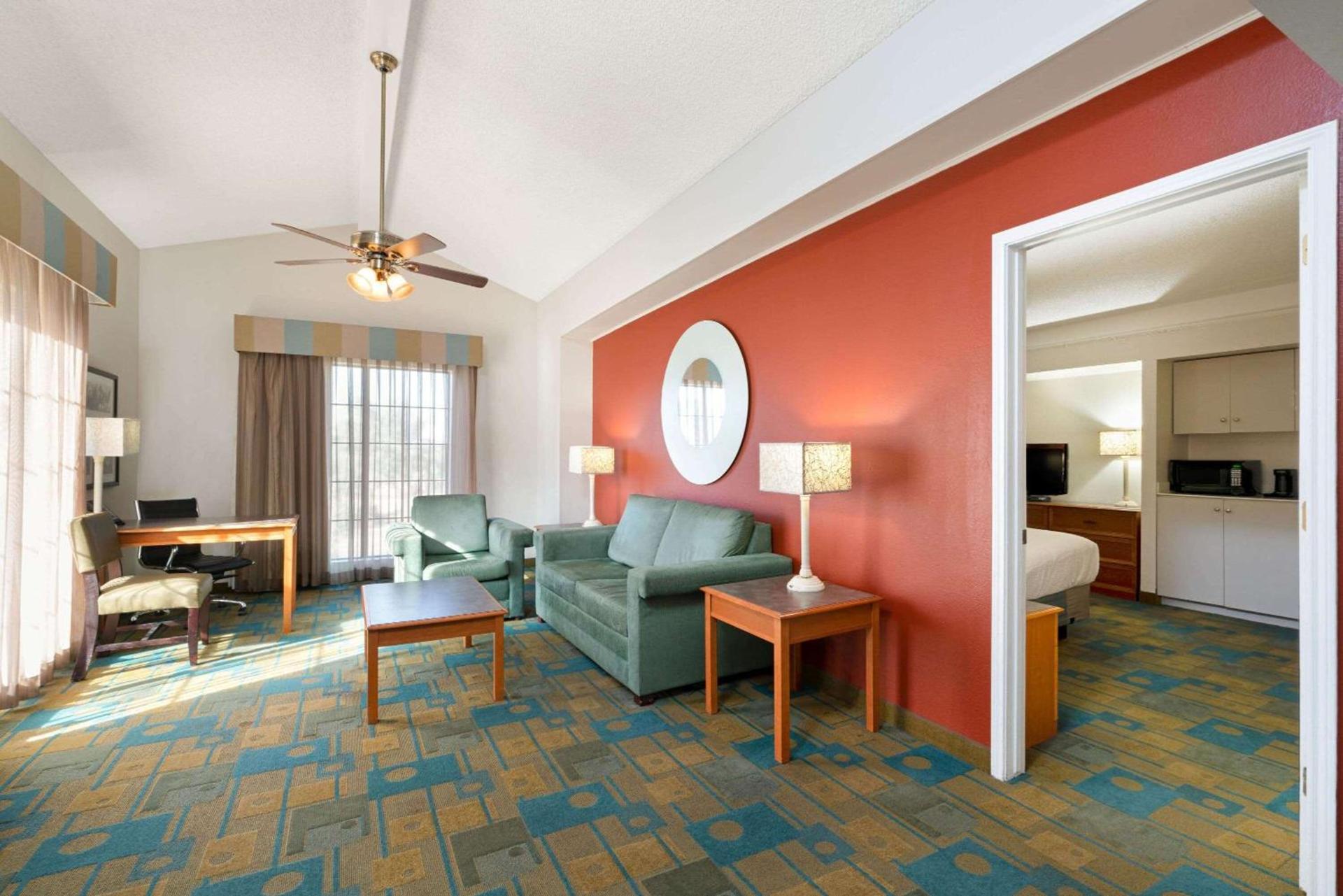 La Quinta Inn by Wyndham Phoenix Sky Harbor Airport photo 8