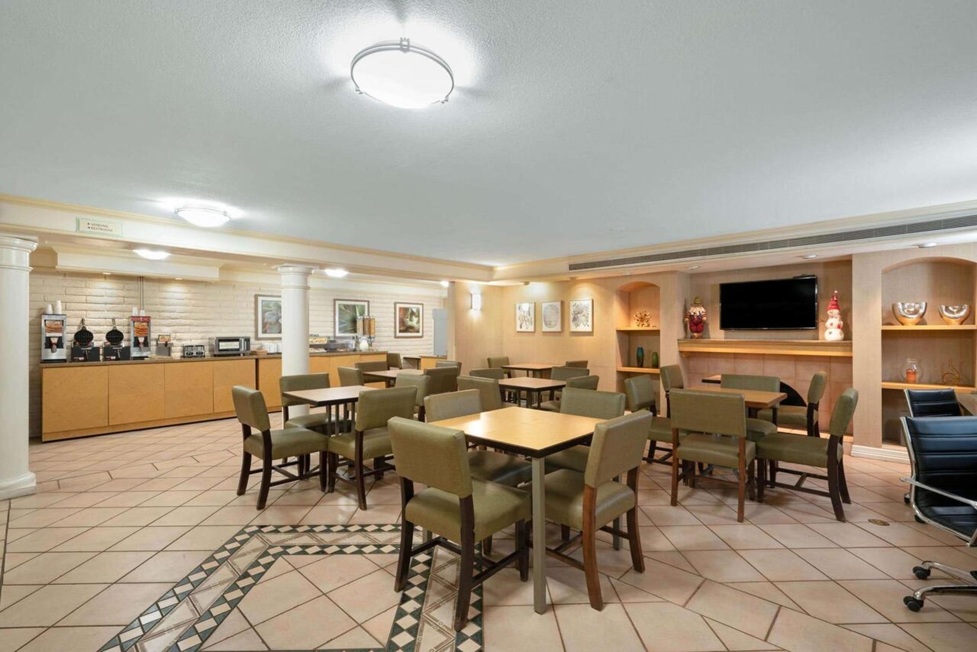 La Quinta Inn by Wyndham Phoenix Sky Harbor Airport photo 3