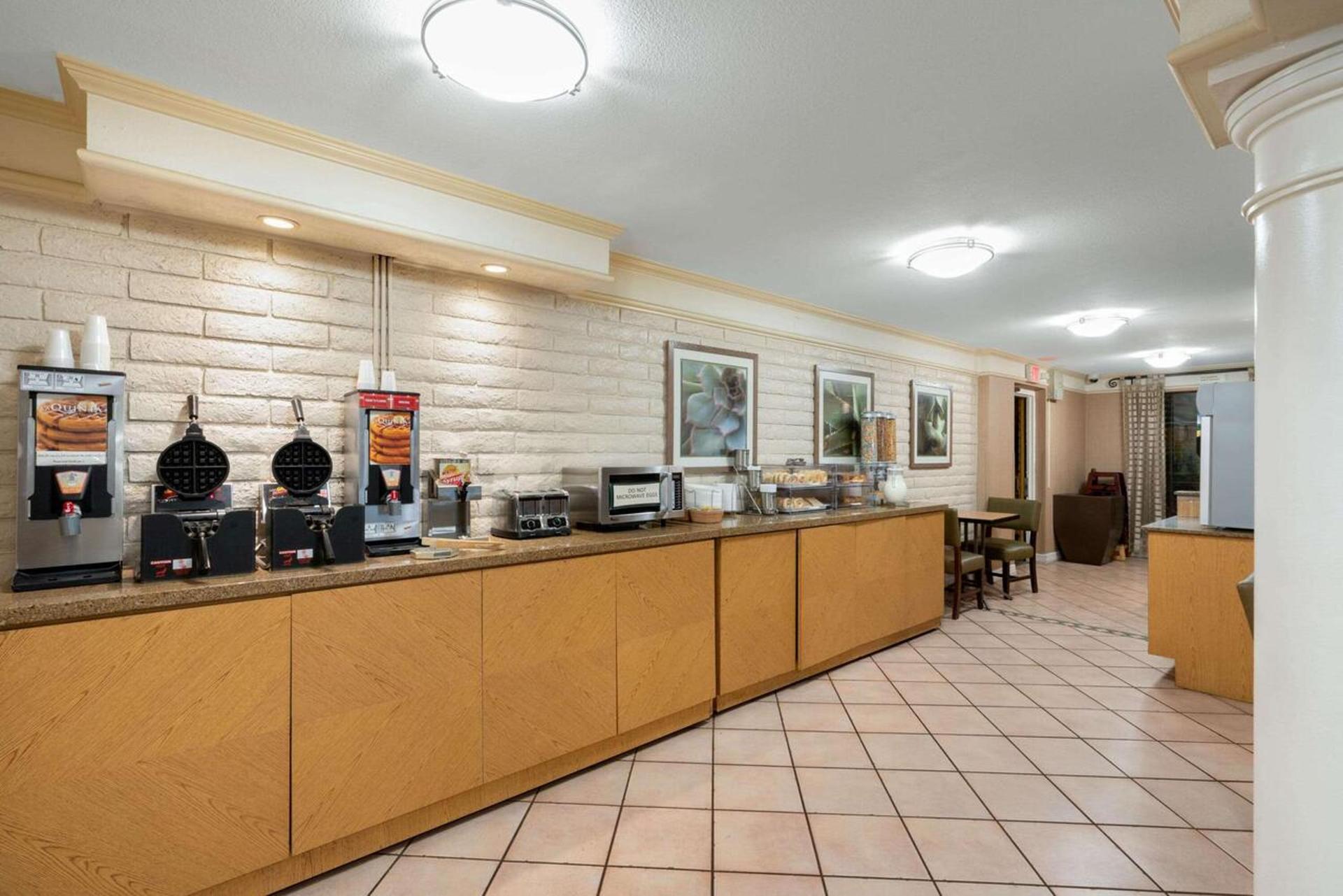La Quinta Inn by Wyndham Phoenix Sky Harbor Airport photo 5