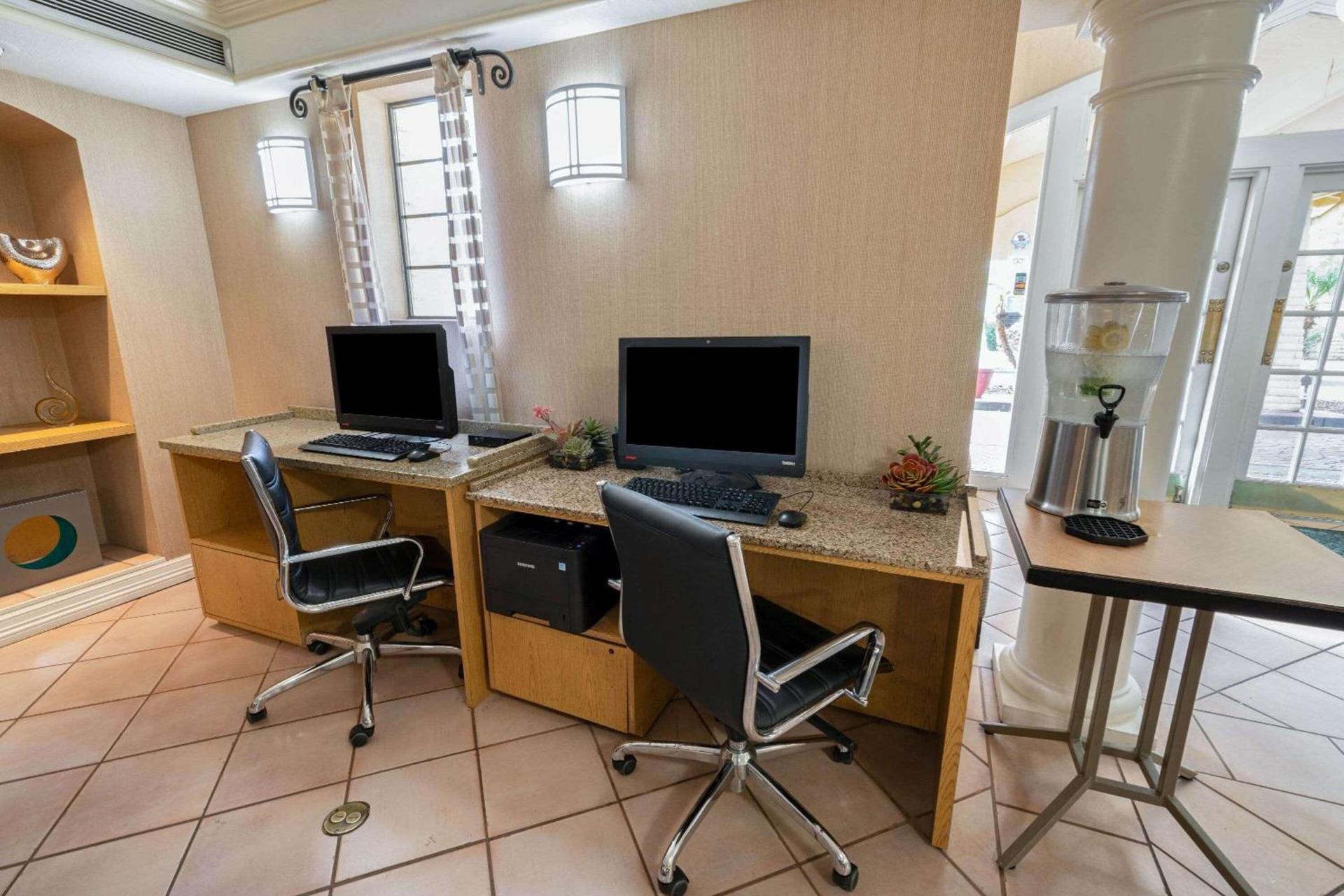 La Quinta Inn by Wyndham Phoenix Sky Harbor Airport photo 4