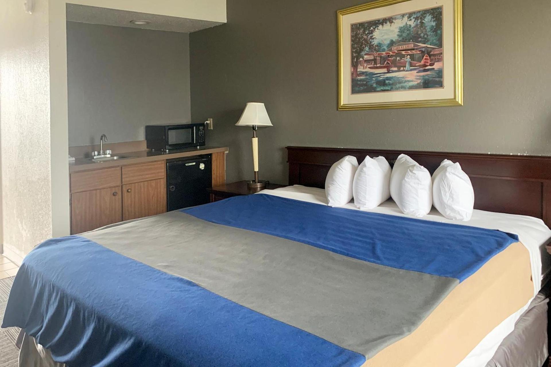 Lakeview Inn photo 25