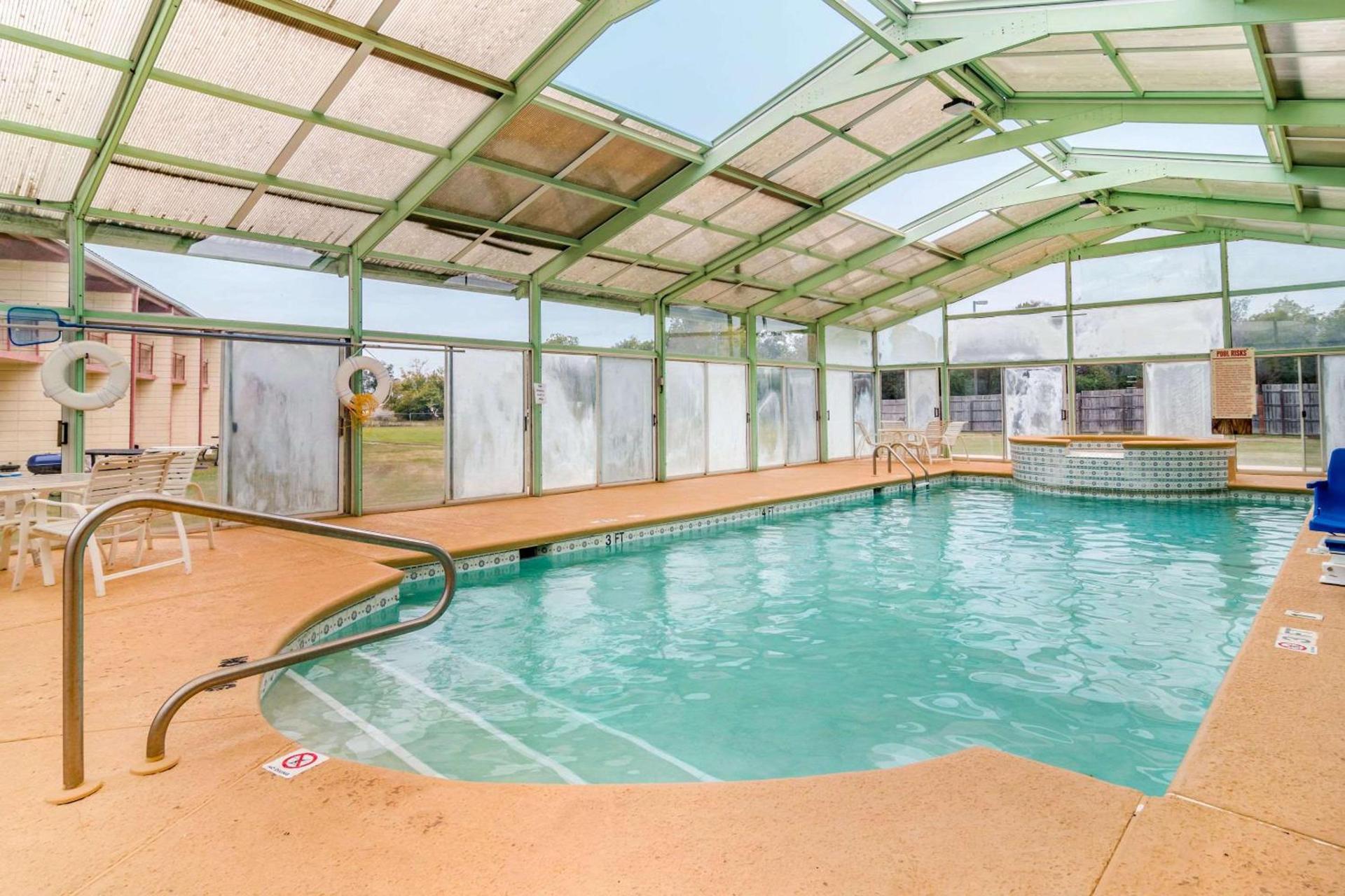 Perry Inn & Suites National Fairground I 75 photo 5