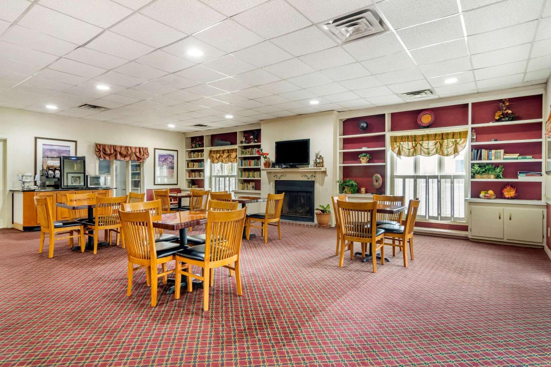 Perry Inn & Suites National Fairground I 75 photo 8
