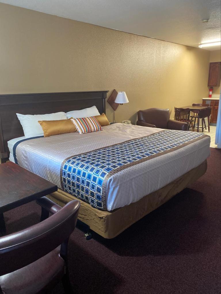 royal inn photo 2
