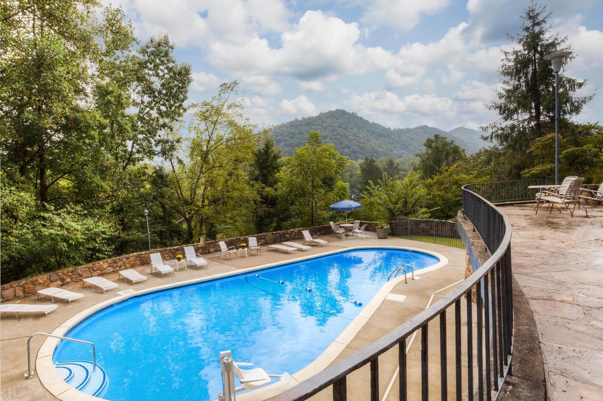 Fabulous Chalet Inn photo 54