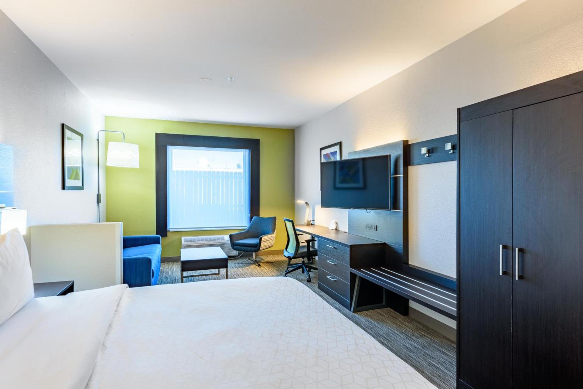 Holiday Inn Express Hotel and Suites Bastrop by IHG photo 2